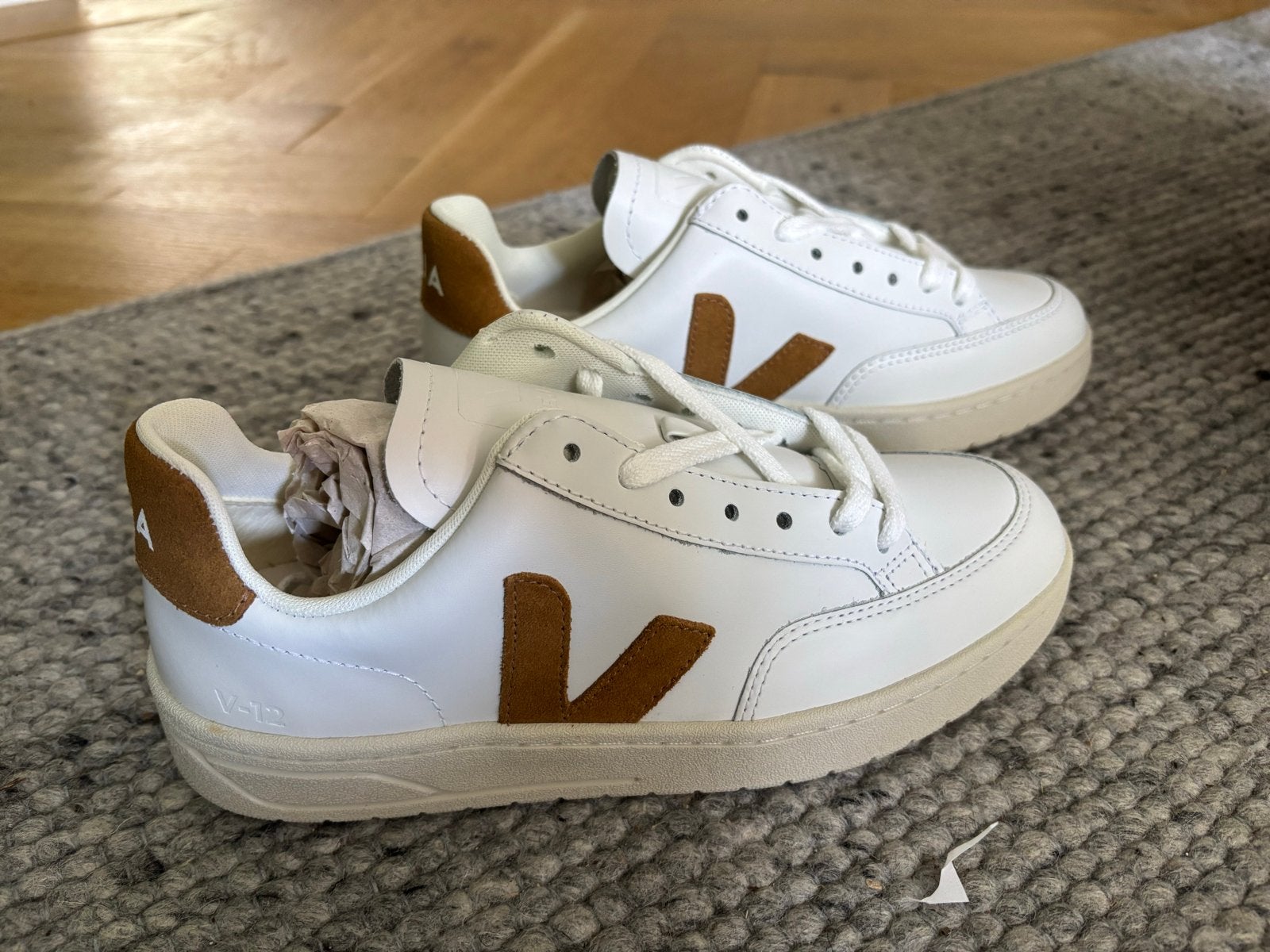 Veja V-12 Leather Sneakers - Extra White Camel (mt37), Ophalen of Verzenden, Nieuw, Wit, Sneakers of Gympen