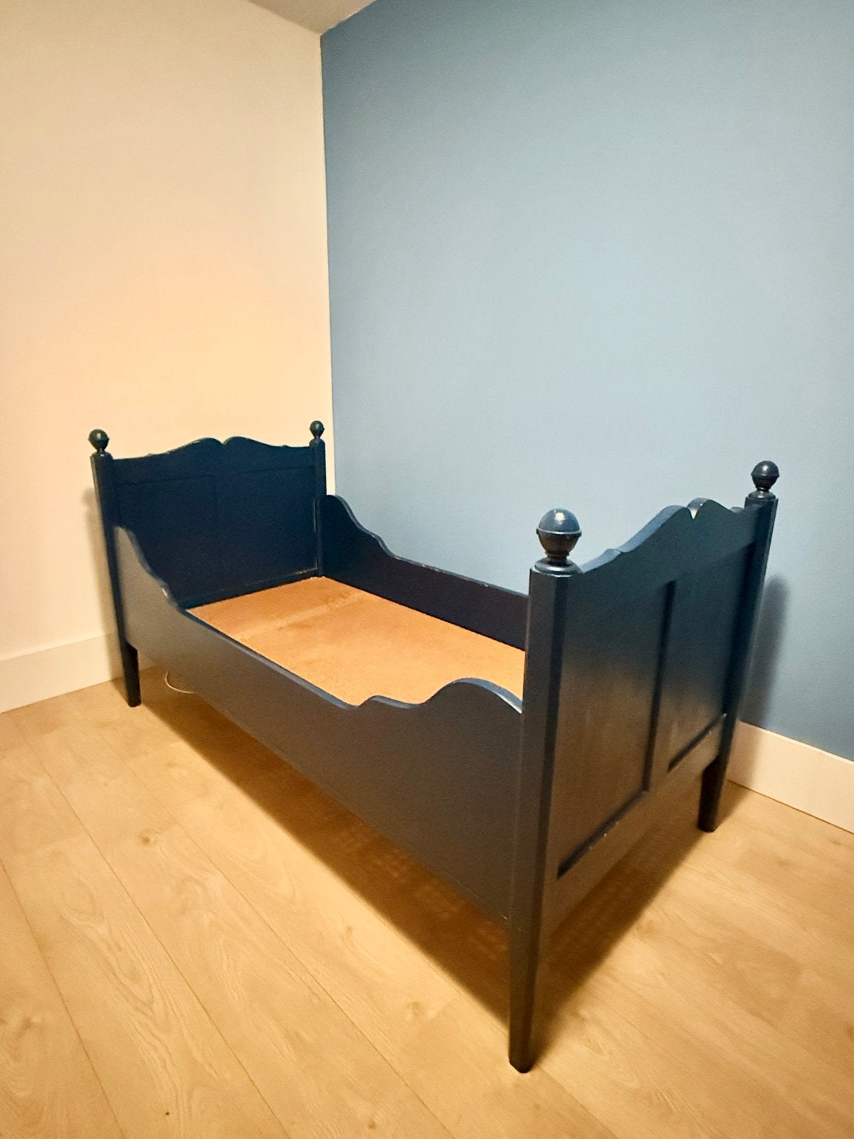 Vintage kinderbed donkerblauw met lattenbodem, Ophalen