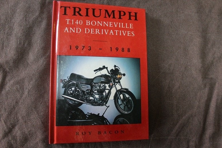 Triumph 1973 - 1988 T140 Bonneville derivatives by Roy Bacon, Ophalen of Verzenden, Gelezen