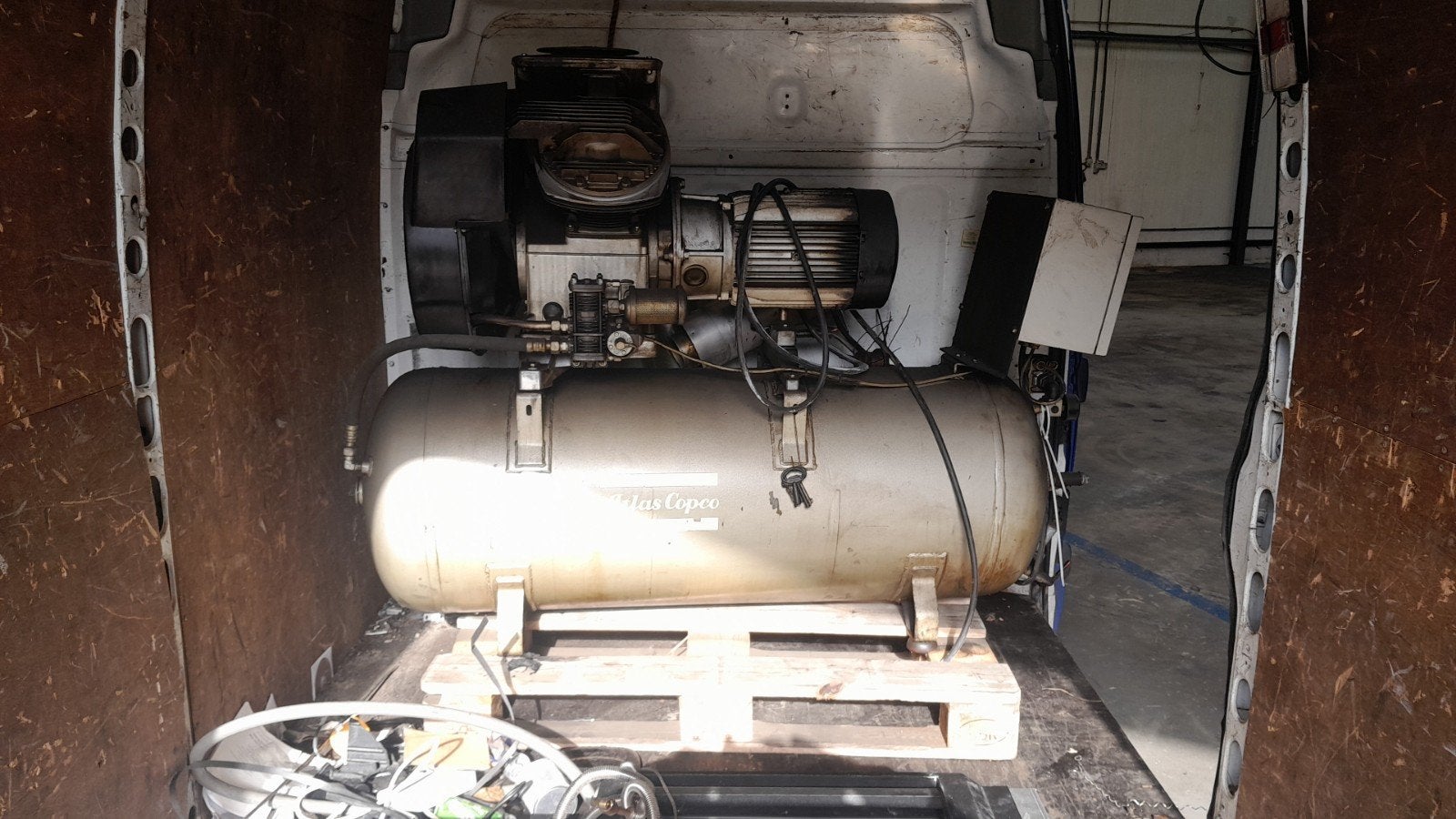 Atlas Copco Compressor met drukvat, Doe-het-zelf en Verbouw, Ophalen, Gebruikt, 400 tot 800 liter/min, 10 bar of meer