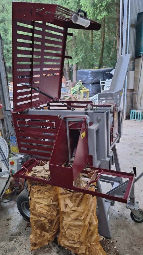 aanmaakhoutmachine/zaagkloofmachine BGU 380 V, Ophalen, Gebruikt, Elektrisch, Liggend