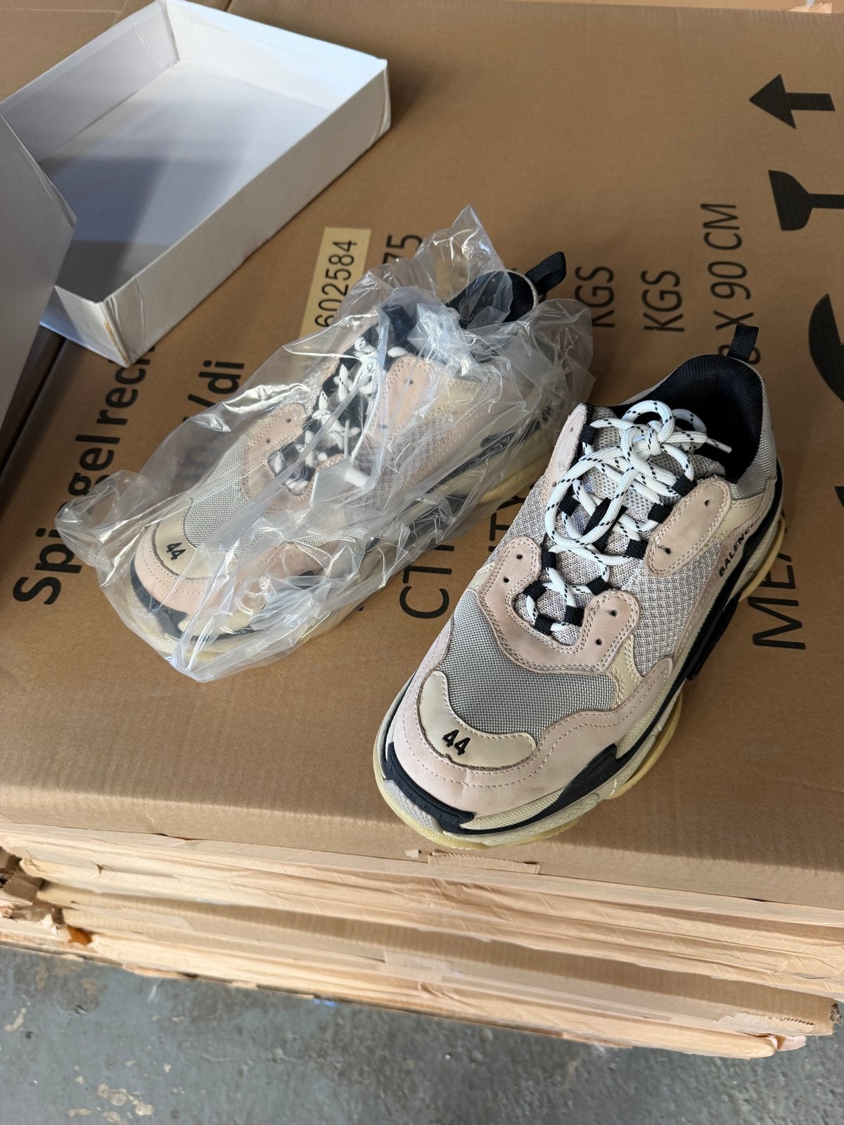 Balenciaga Triple S Sneakers Maat 44 - nieuw, Kleding | Dames, Ophalen of Verzenden, Zo goed als nieuw, Beige, Sneakers of Gympen