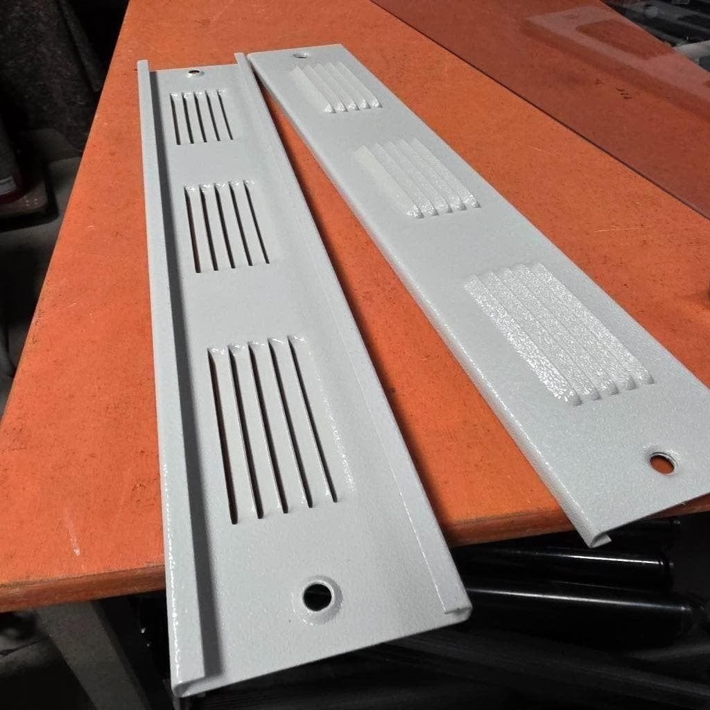 2 stevige metalen luchtroosters afm 53,5x10 cm  rand 12 mm, Ophalen of Verzenden, Zo goed als nieuw, X, IJzer