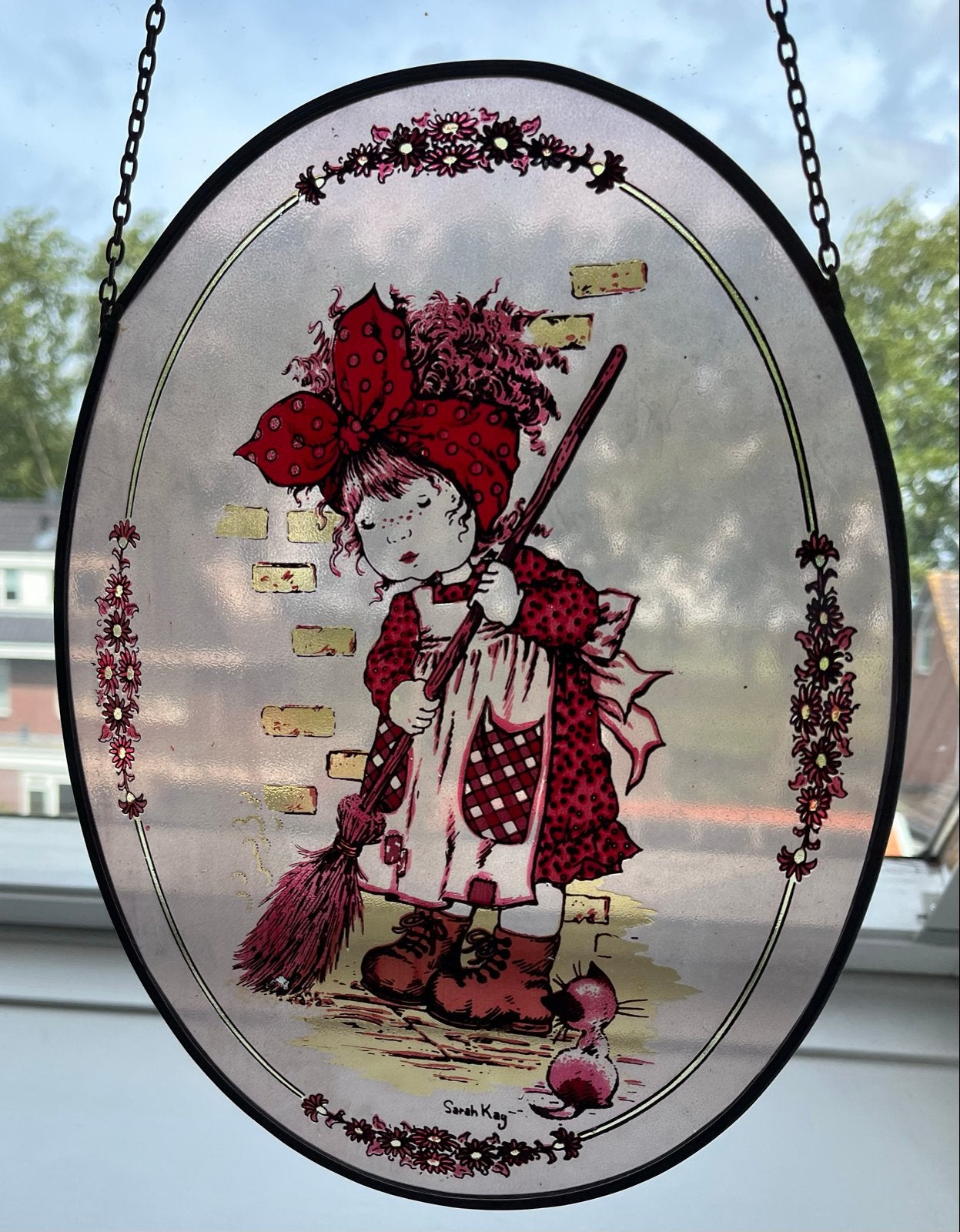 Vintage Sarah Kay Glas-in-lood raamhanger meisje met bezem, Ophalen of Verzenden