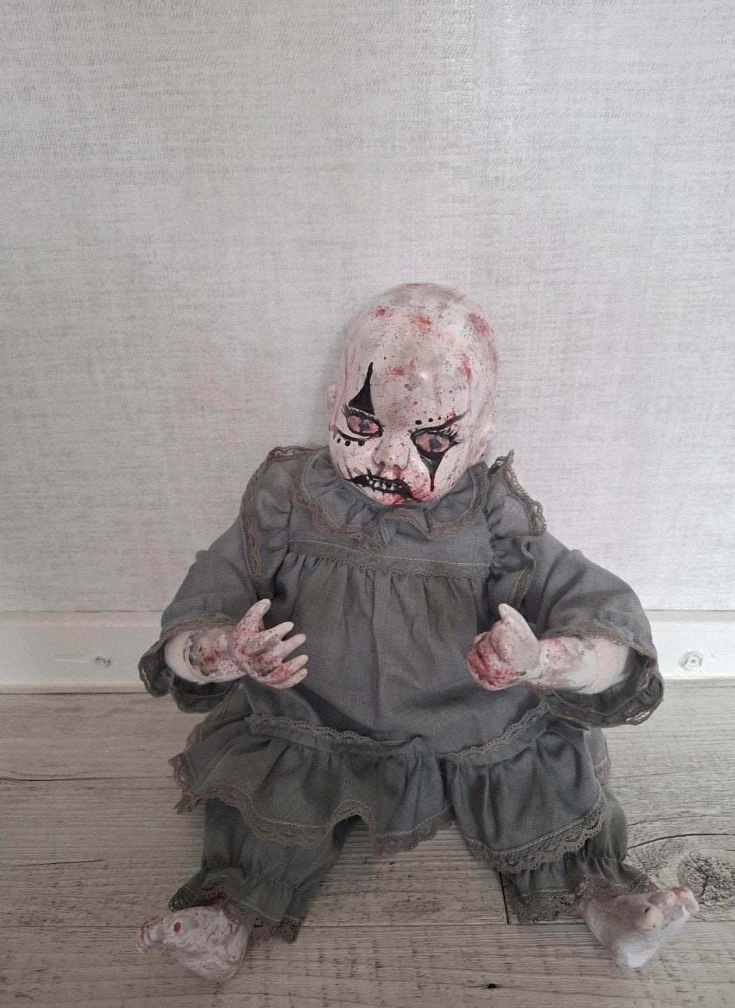 Baby clown, Hobby en Vrije tijd, Feestartikelen, Ophalen of Verzenden, Zo goed als nieuw, Feestartikel, Halloween of Griezel
