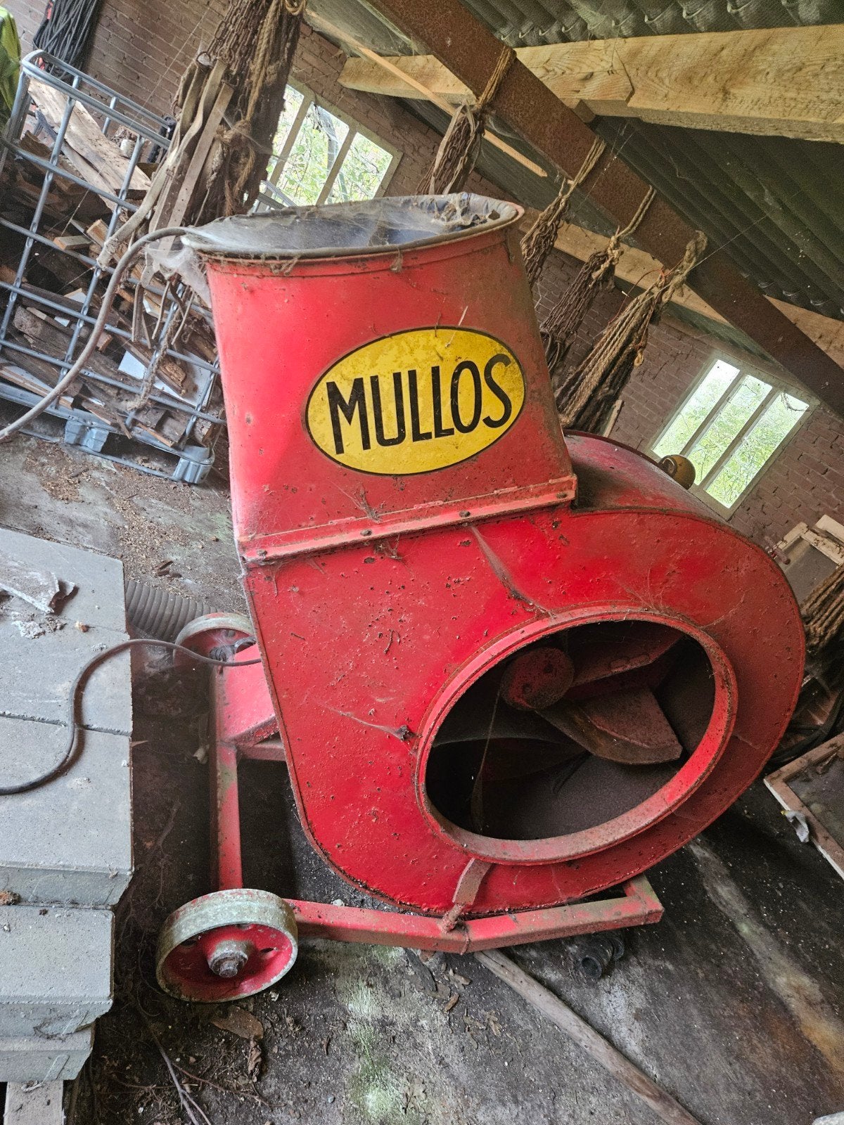 Mullos Trioliet Hooiblazer op Krachtstroom, Ophalen, Vee
