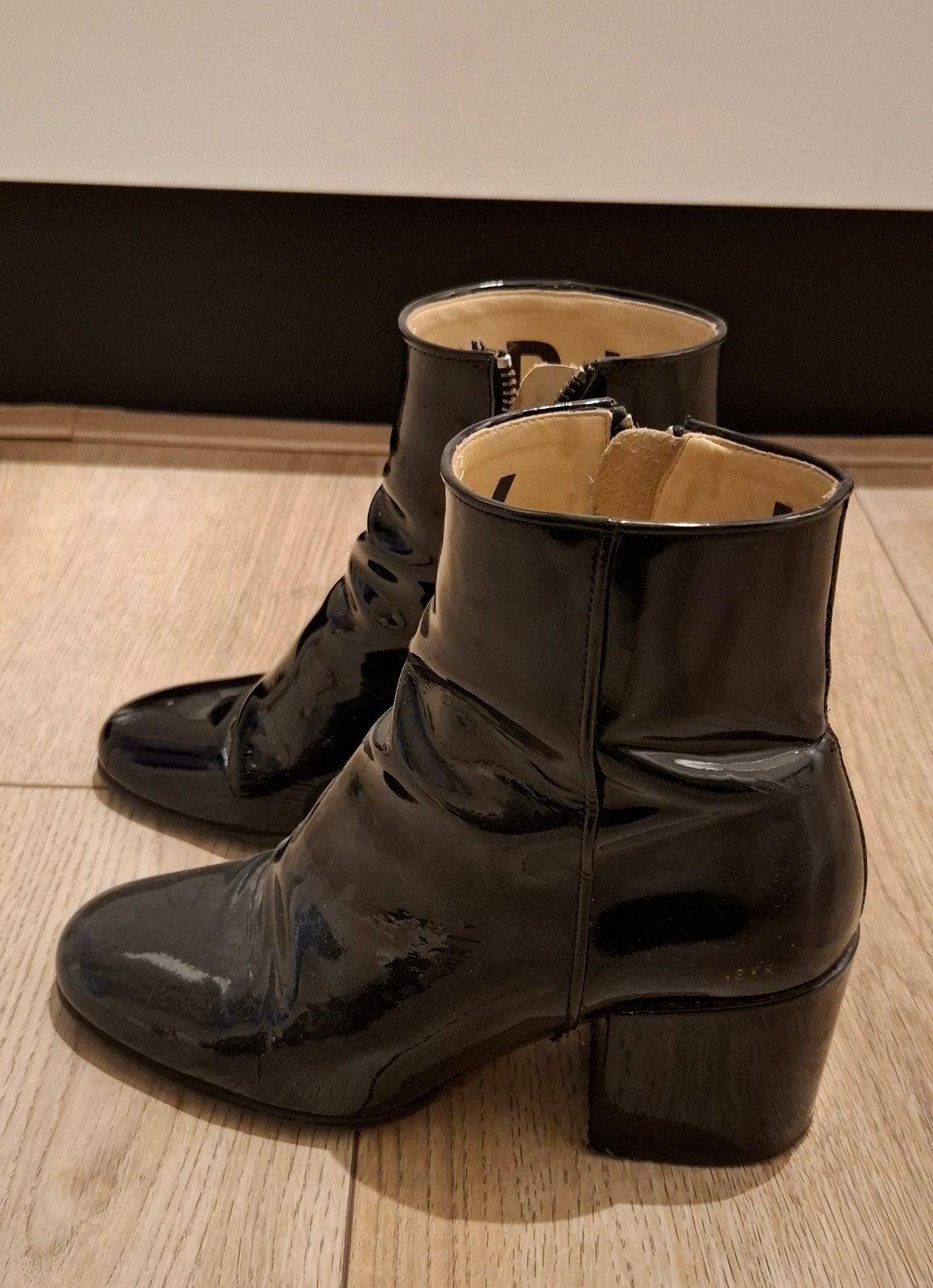 Nubikk lak enkellaars, Kleding | Dames, Ophalen of Verzenden, Gedragen, Zwart