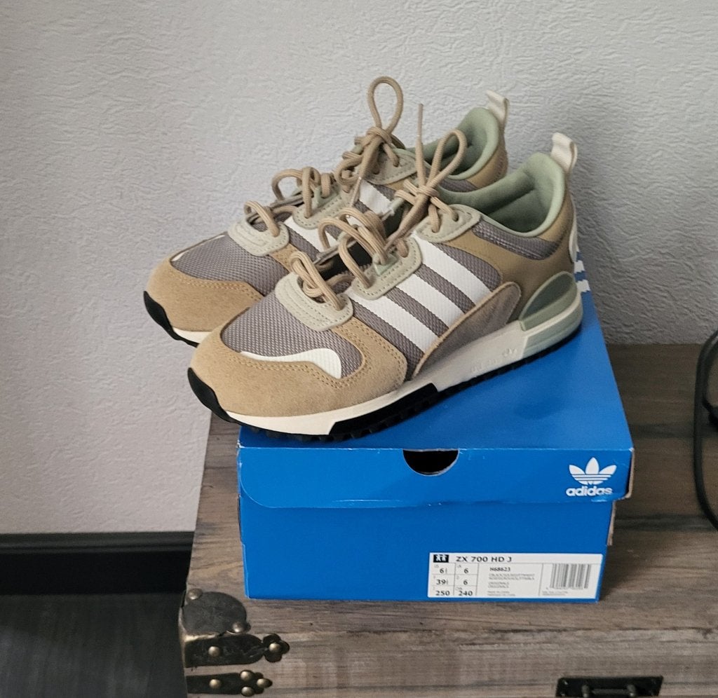 Mooie beige Adidas sneakers ZX 700 HD, maat 39 1/3, Ophalen, Adidas, Beige, Sneakers of Gympen