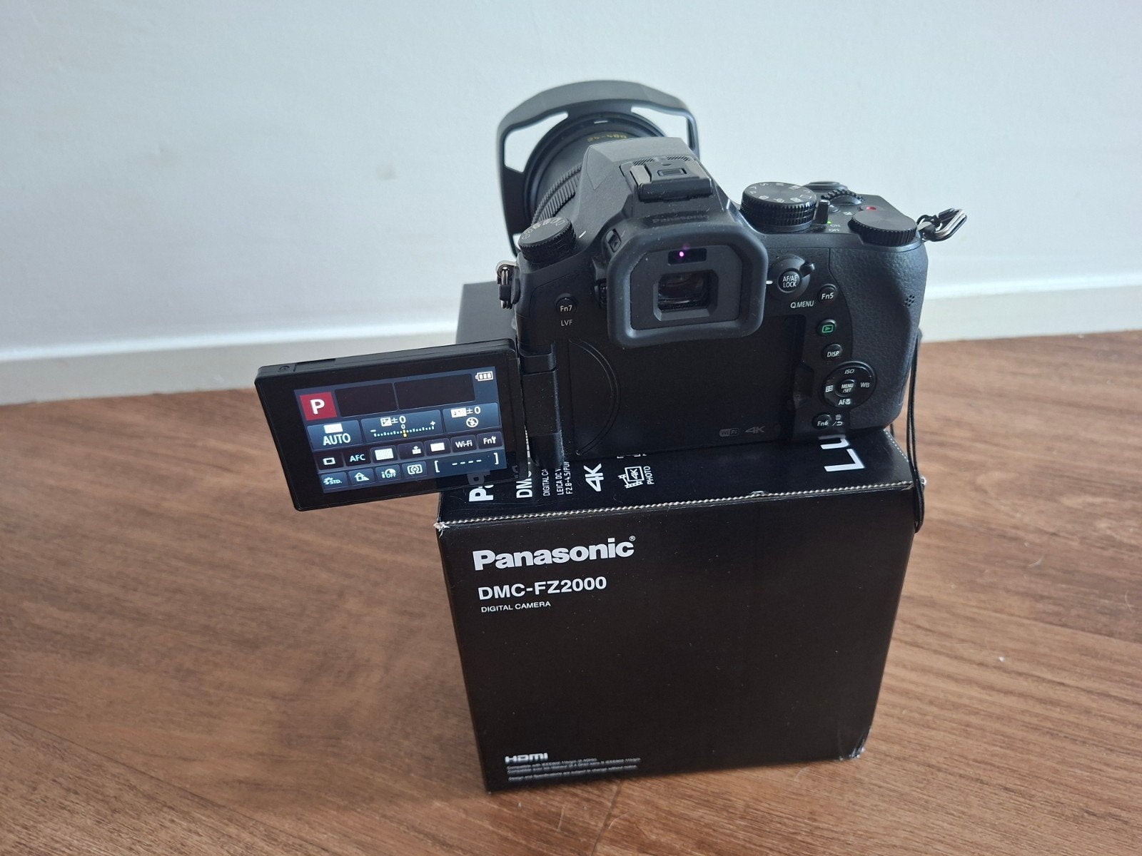 Panasonic Lumix DMC-FZ2000 Bridgecamera 4K, Panasonic, Ophalen of Verzenden, Zo goed als nieuw, Ingebouwde flitser