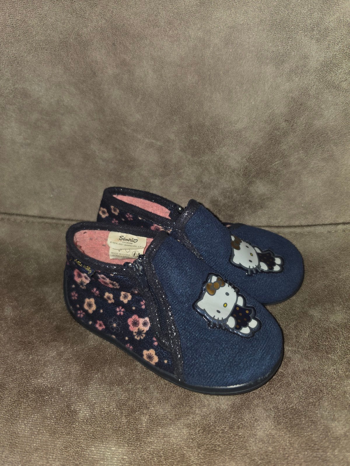 Hello Kitty slofjes maat 24, Gebruikt, Meisje, Overige typen, Ophalen of Verzenden