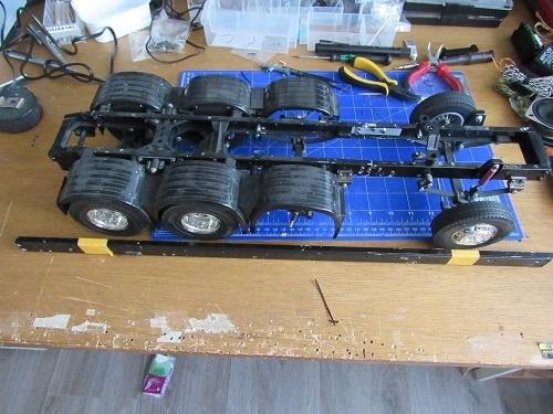 chassis met achterassen en stuurassen, Ophalen of Verzenden, Gebruikt, Overige schalen, Auto onroad