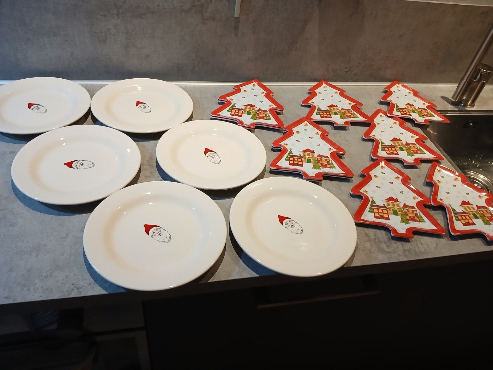 Kerst servies: borden met kerstman en kerstboom schaaltje, Huis en Inrichting, Ophalen