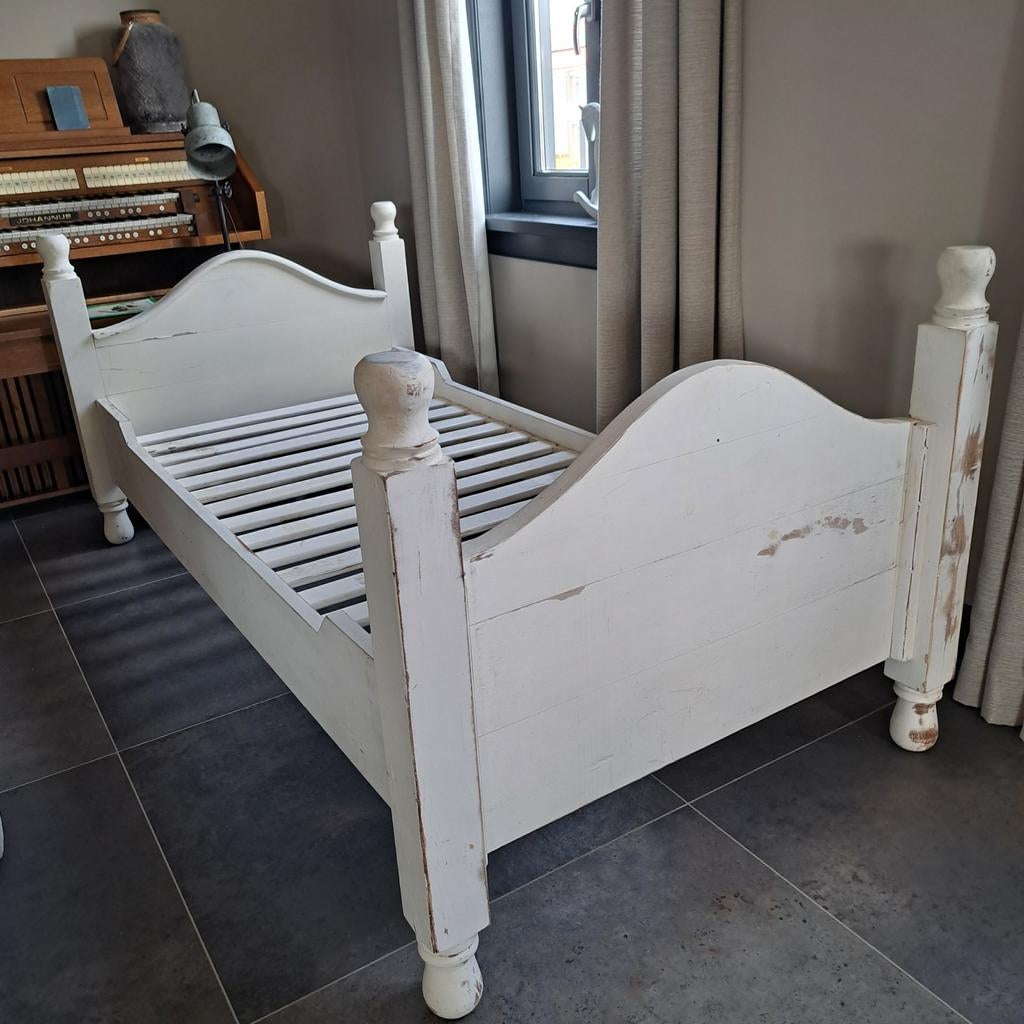 Gratis eenpersoonsbed, wit geverfd hout, Antiek en Kunst, Antiek | Meubels | Bedden, Ophalen