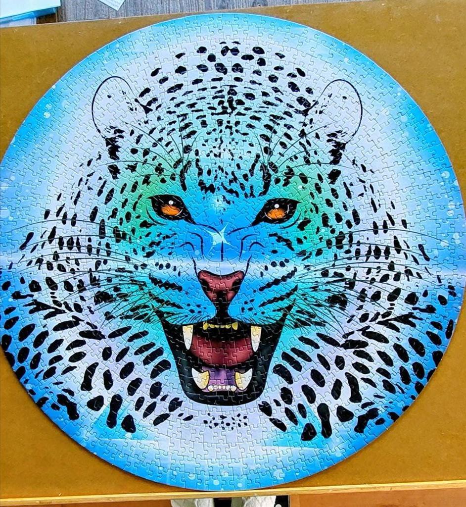 Ronde puzzel met luipaard - Uniek design!, Hobby en Vrije tijd, Denksport en Puzzels, Ophalen of Verzenden, 500 t/m 1500 stukjes