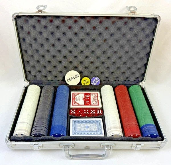 Pokerkoffer aluminium compleet met 300 chips en kaarten spel, Hobby en Vrije tijd, Gezelschapsspellen | Kaartspellen, Zo goed als nieuw