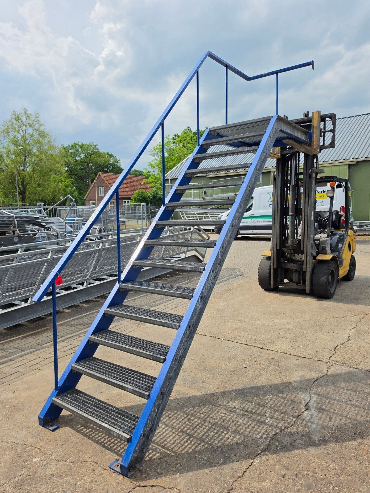 Stalen trap met bordes blauw. Hoog 2,57 mtr. Nor084, Doe-het-zelf en Verbouw, Ladders en Trappen, Ophalen, 2 tot 4 meter