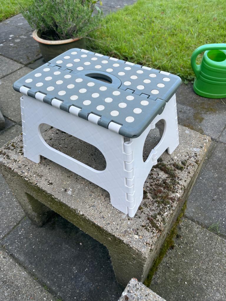 Opvouwbaar krukje met stippenpatroon, Ophalen, Gebruikt, Kunststof