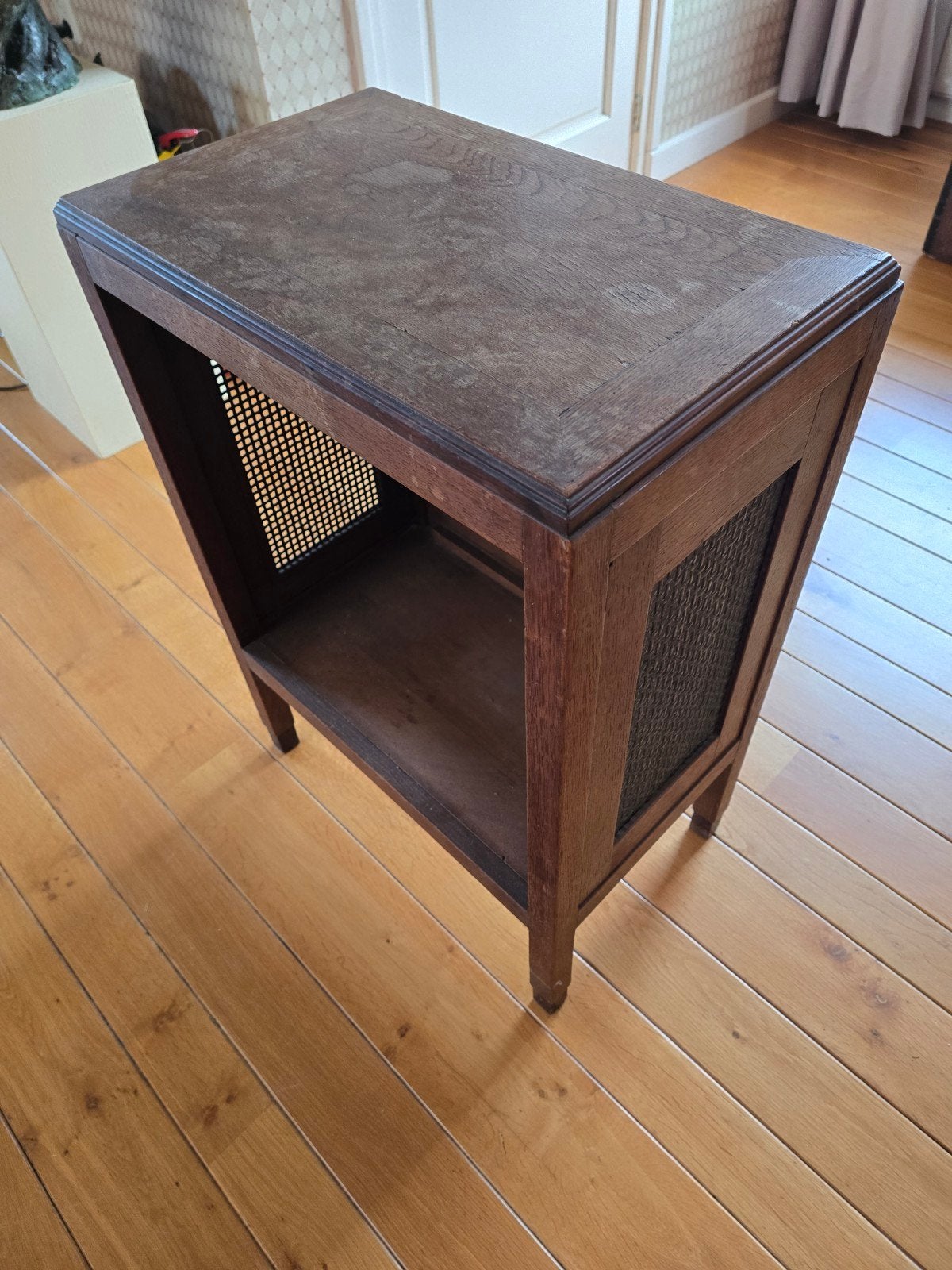 Vintage houten bijzettafel met gaasdetails, Ophalen