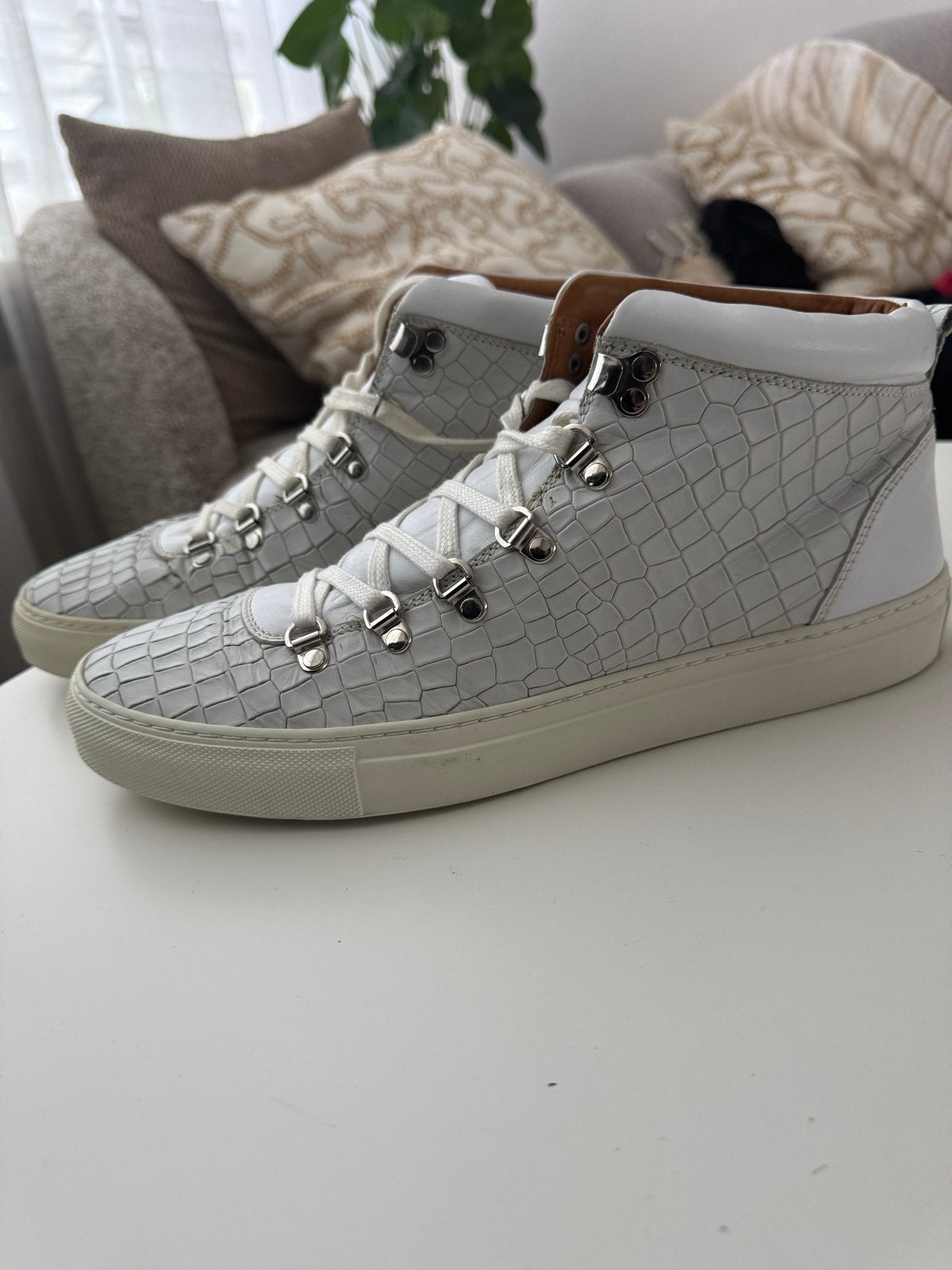 Hilson Witte high-top krokodillenprint sneakers (44), Ophalen of Verzenden, Zo goed als nieuw, Wit, Sneakers of Gympen