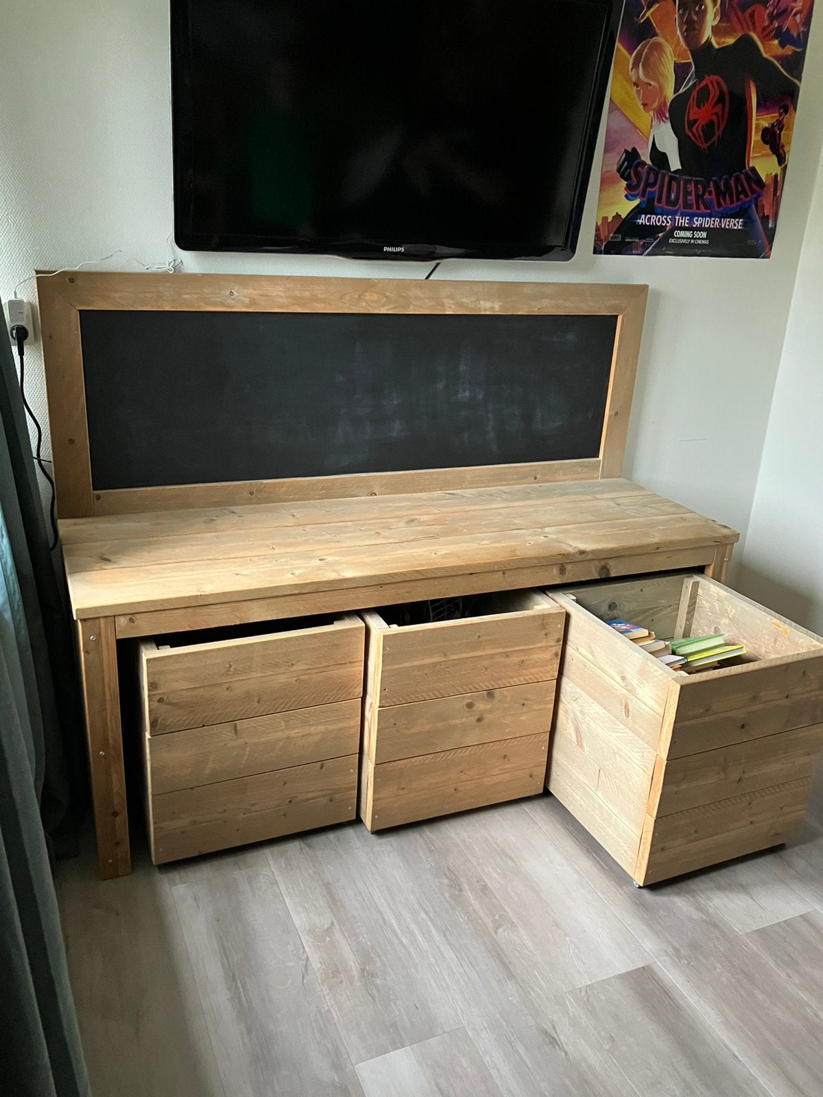 Steigerhouten bureau met 3 verrijdbare kisten en krijtbord, Ophalen, Gebruikt, 150 tot 200 cm, Overige houtsoorten