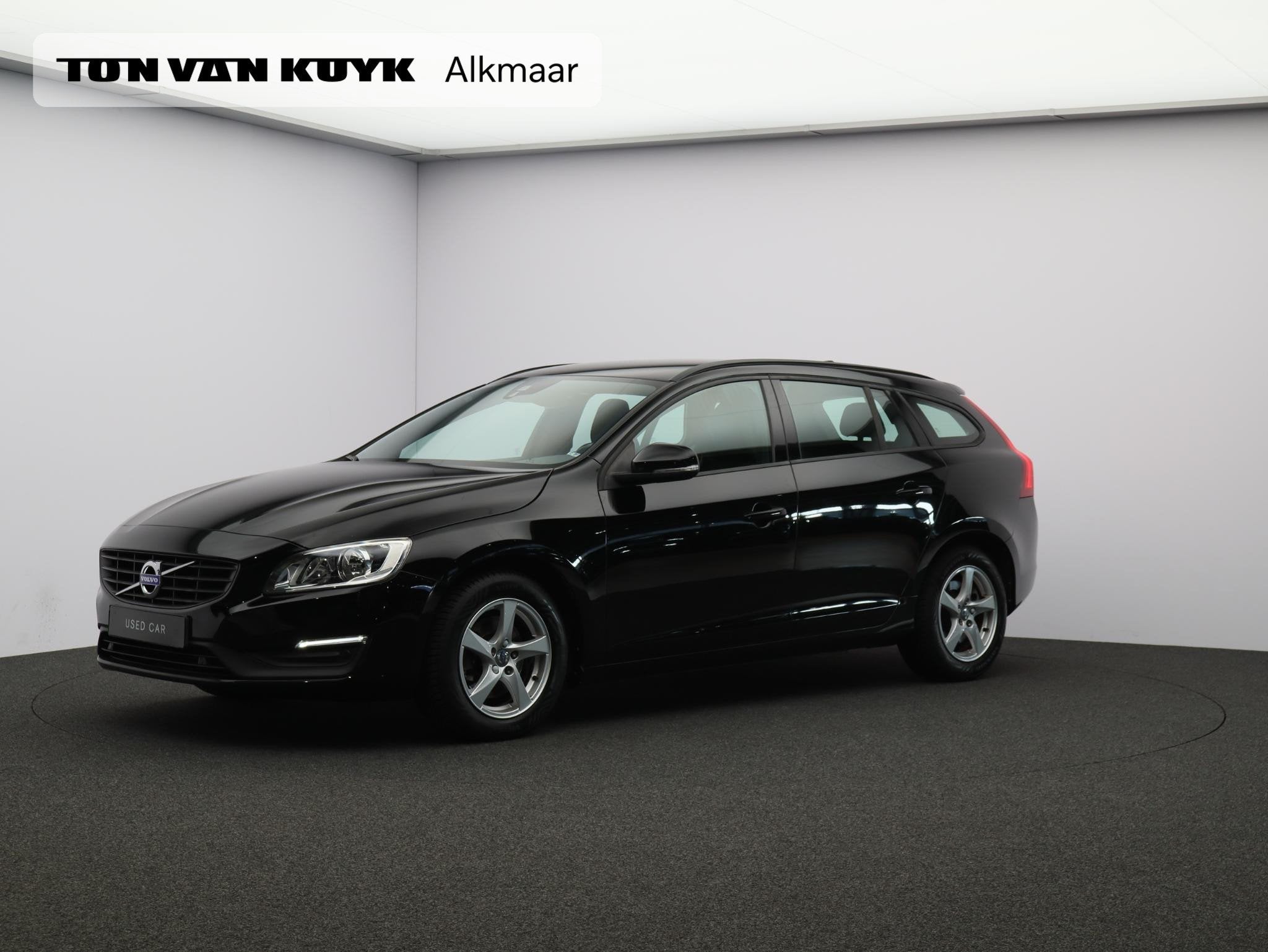 Volvo V60 2.0 T3 150PK Nordic / Parkeerverwarming / Trekhaak, Auto's, Stof, Gebruikt, Euro 6, 4 cilinders
