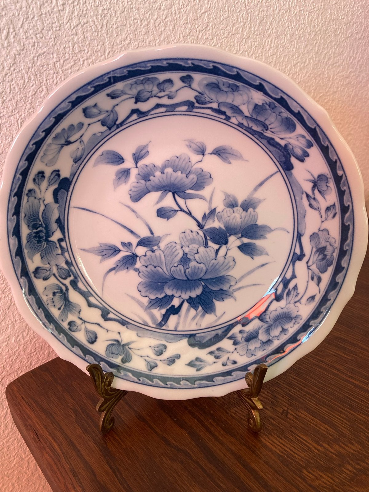 Japans blauw-wit porseleinen bord met bloemmotief, Ophalen of Verzenden