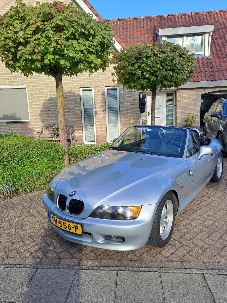 BMW Z3 1.9 Roadster met lage KM stand., Zwart, 4 cilinders, Cabriolet, Stoelverwarming