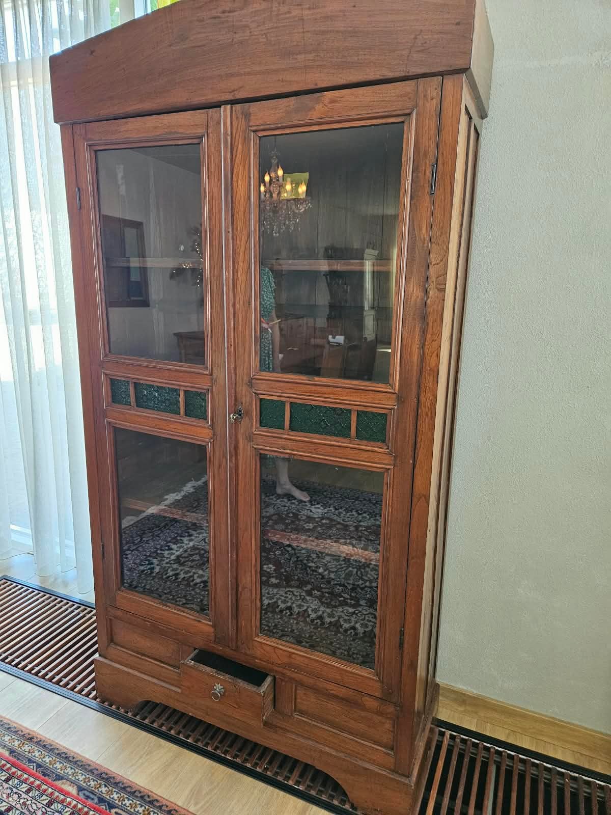 Antieke houten vintage kast met glazen deurtjes, Ophalen, Gebruikt, Vintage, Met lade(s)