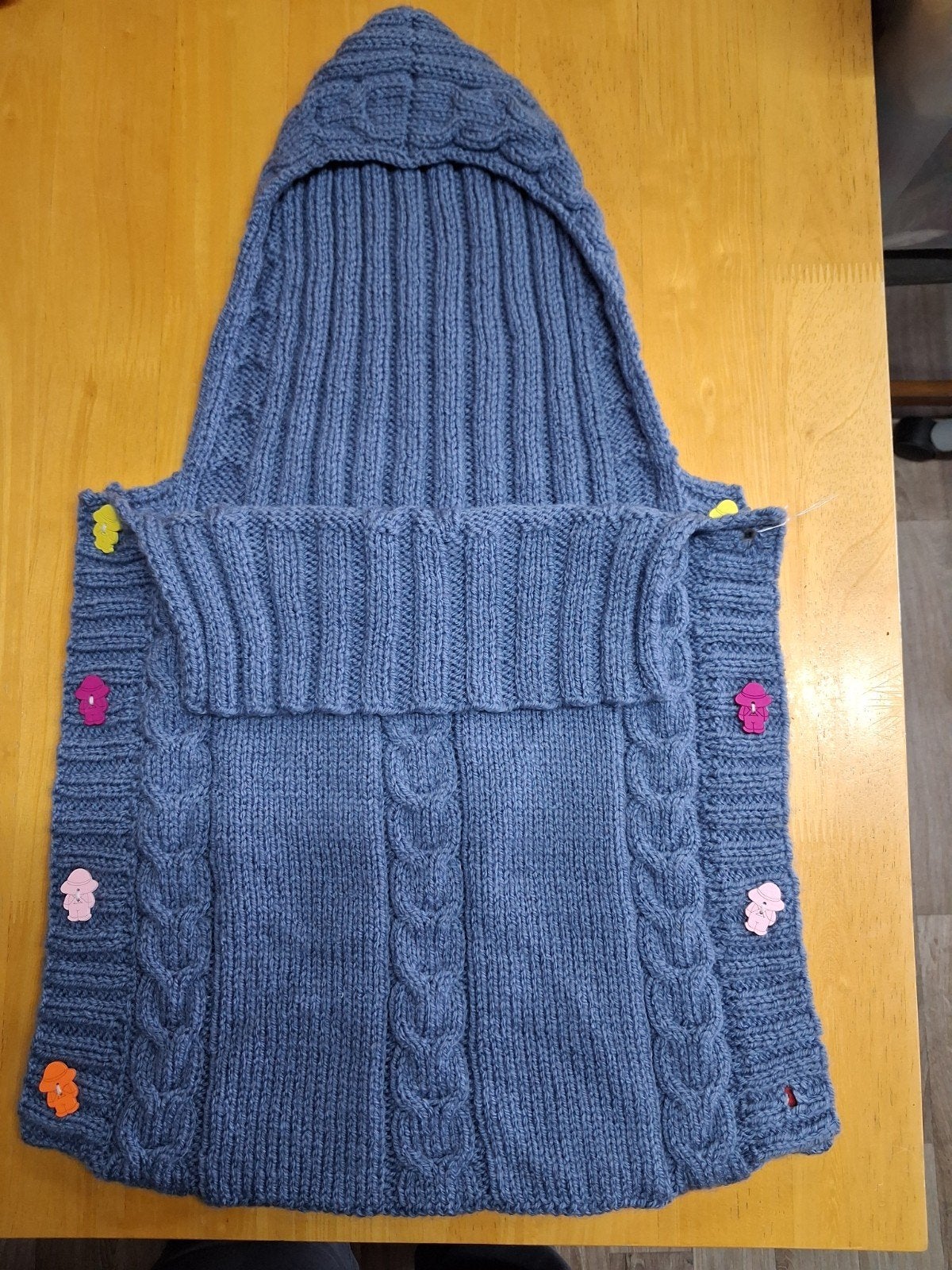 Gebreide baby slaapzak met capuchon en bloemdetails, Ophalen of Verzenden, Zo goed als nieuw, Slaapzak