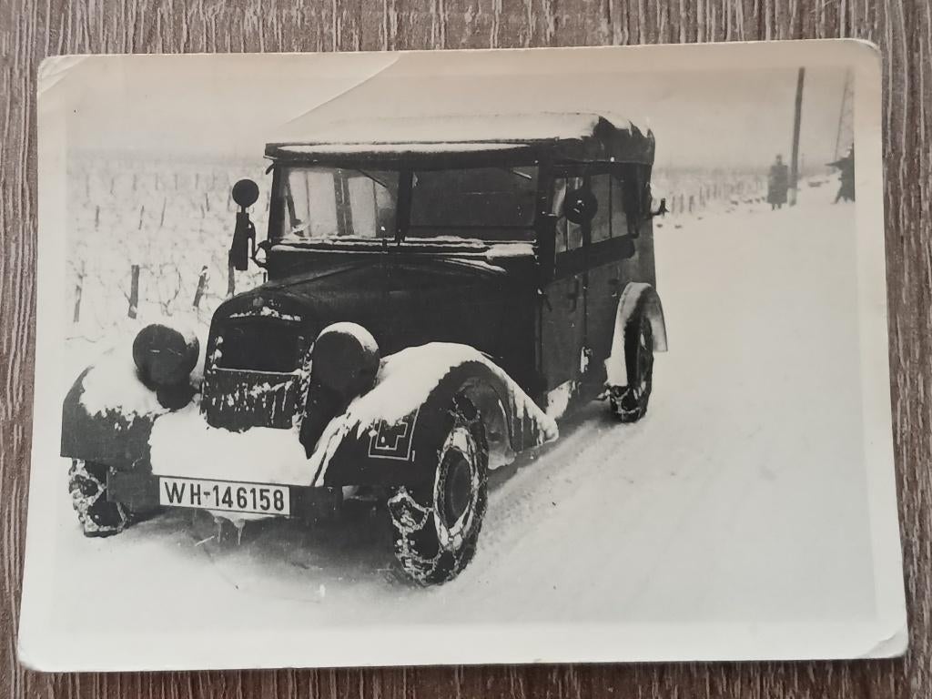 Foto van een PKW in de sneeuw., Verzamelen, Militaria | Tweede Wereldoorlog, Ophalen of Verzenden, Landmacht, Duitsland, Foto of Poster