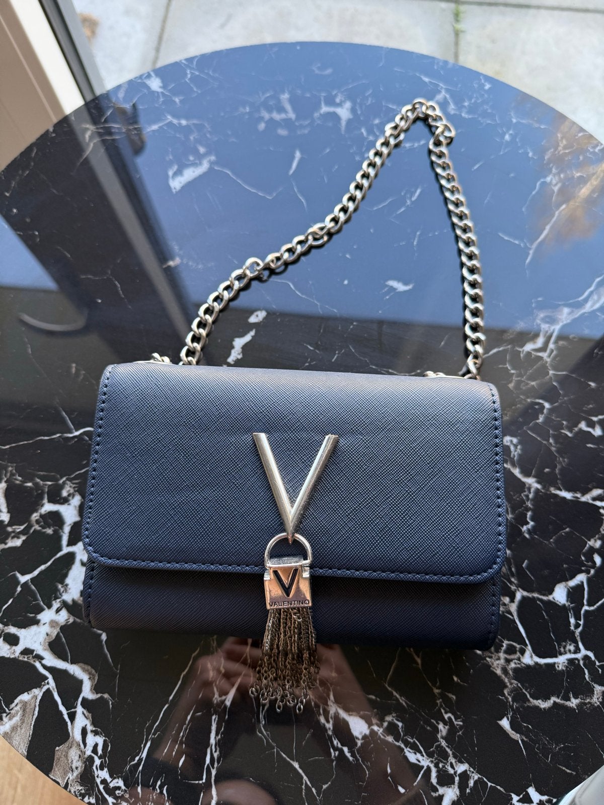 Valentino tasje donkerblauw met zilveren ketting, Ophalen of Verzenden, Zo goed als nieuw, Blauw, Schoudertasje