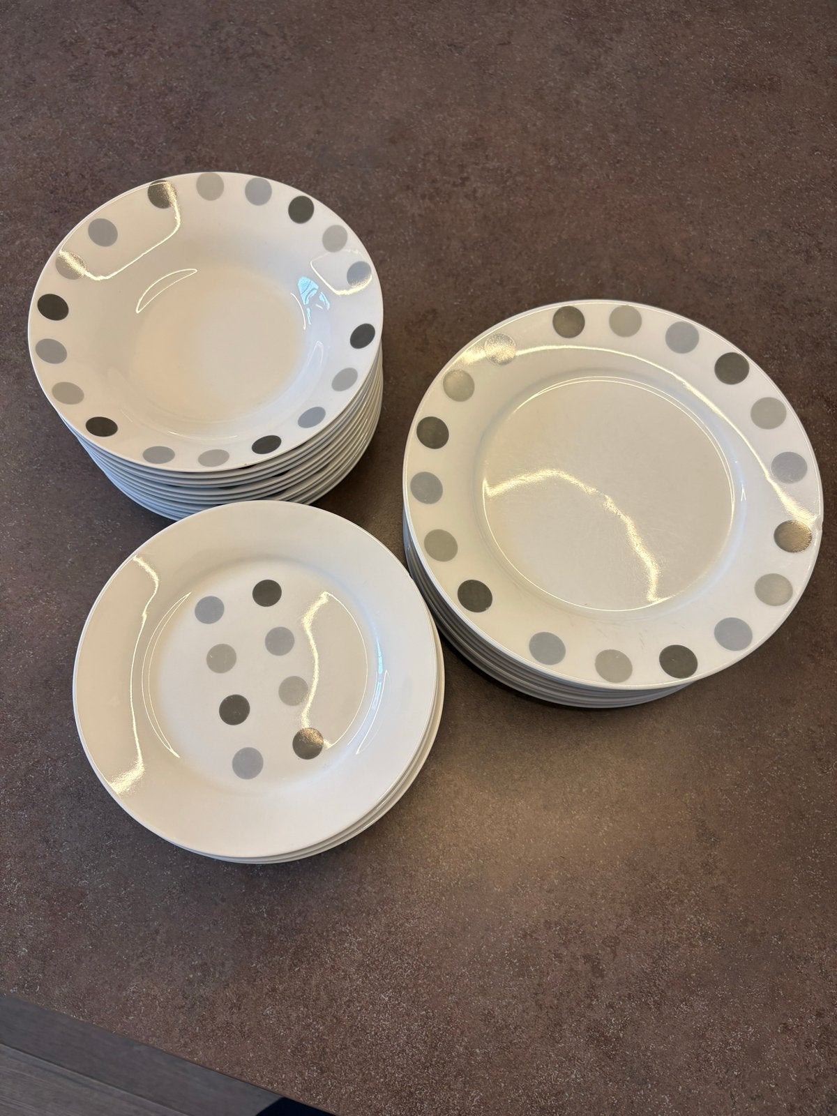Yong Servies -  met stippen, Gebruikt, Ophalen of Verzenden, Bord(en), Modern