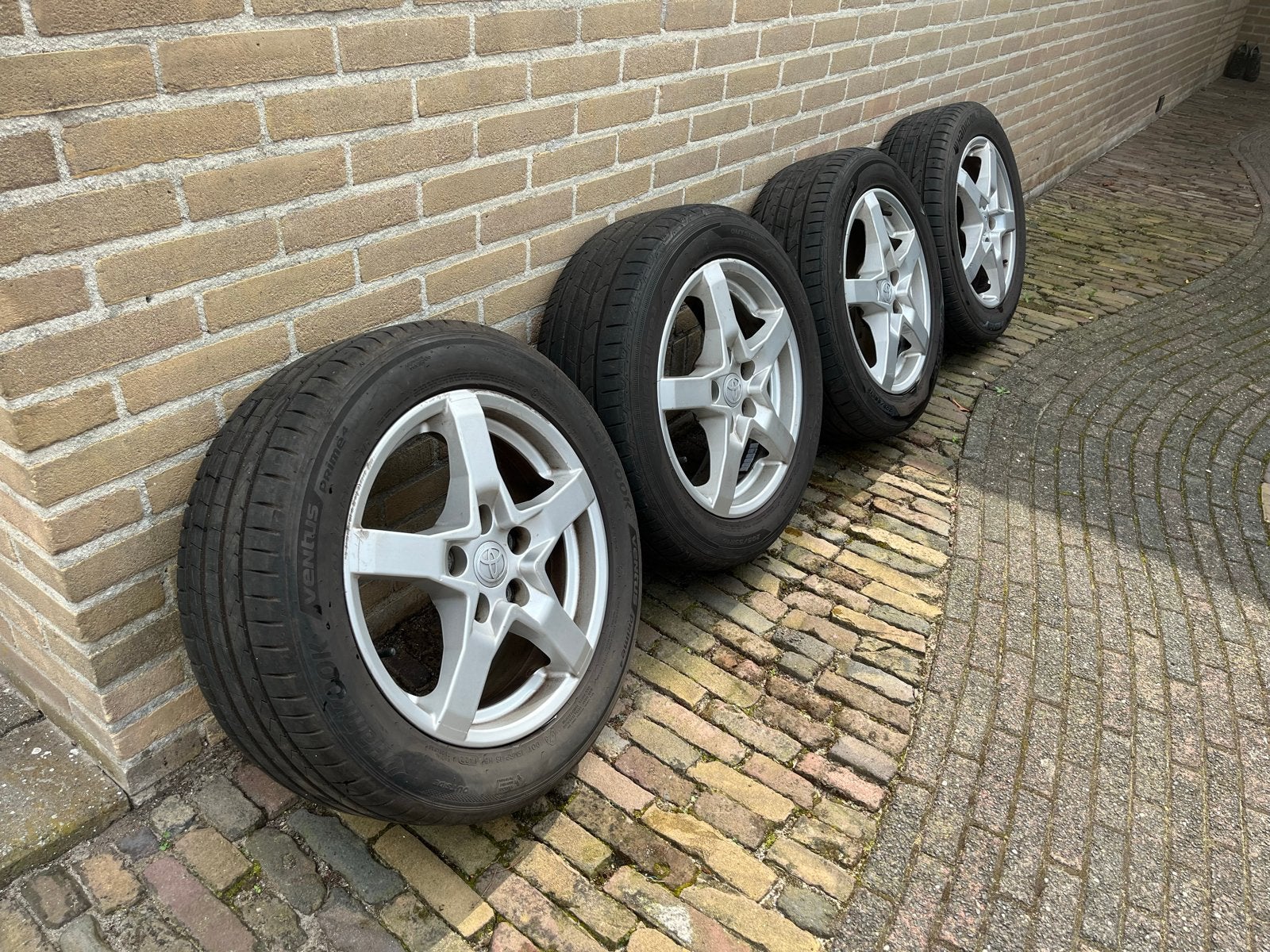 Toyota 16 inch velgen met banden 205/55R16 auto wielen, Ophalen