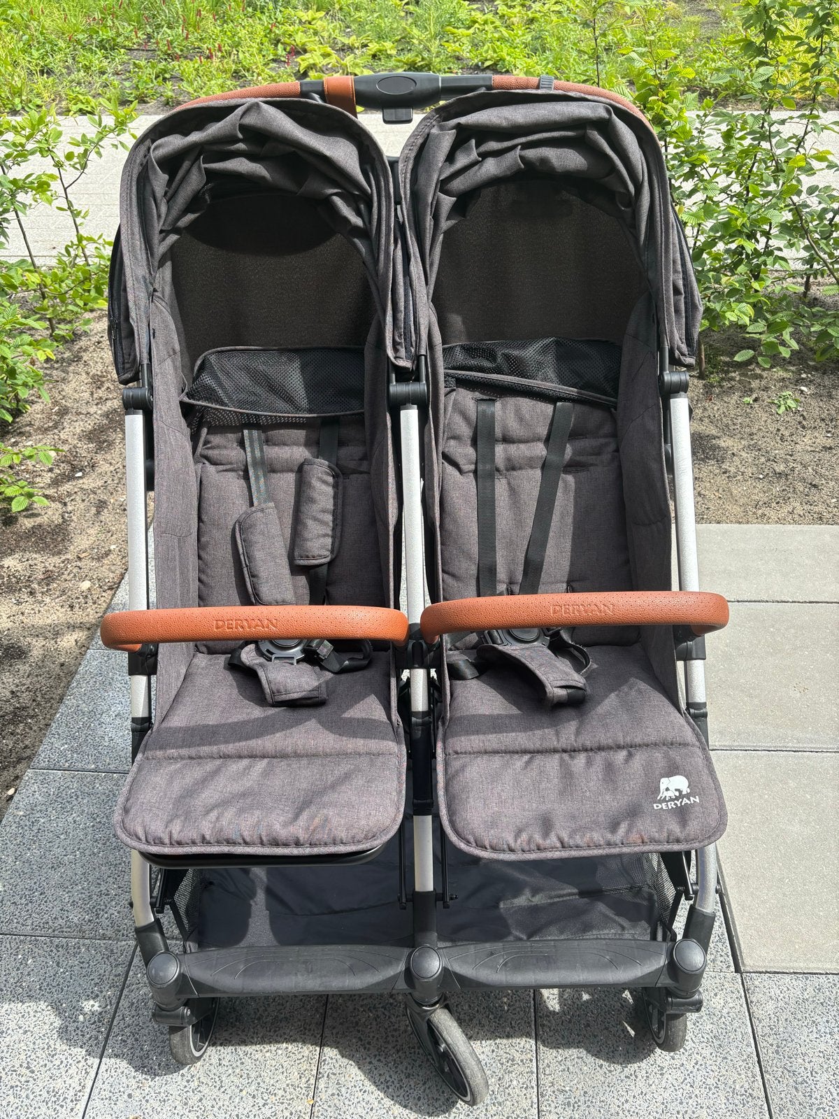 Deryan Duo Tweeling Buggy Grijs Regenhoes, Kinderen en Baby's, Kinderwagens en Combinaties, Duowagen, Ophalen of Verzenden, Zo goed als nieuw