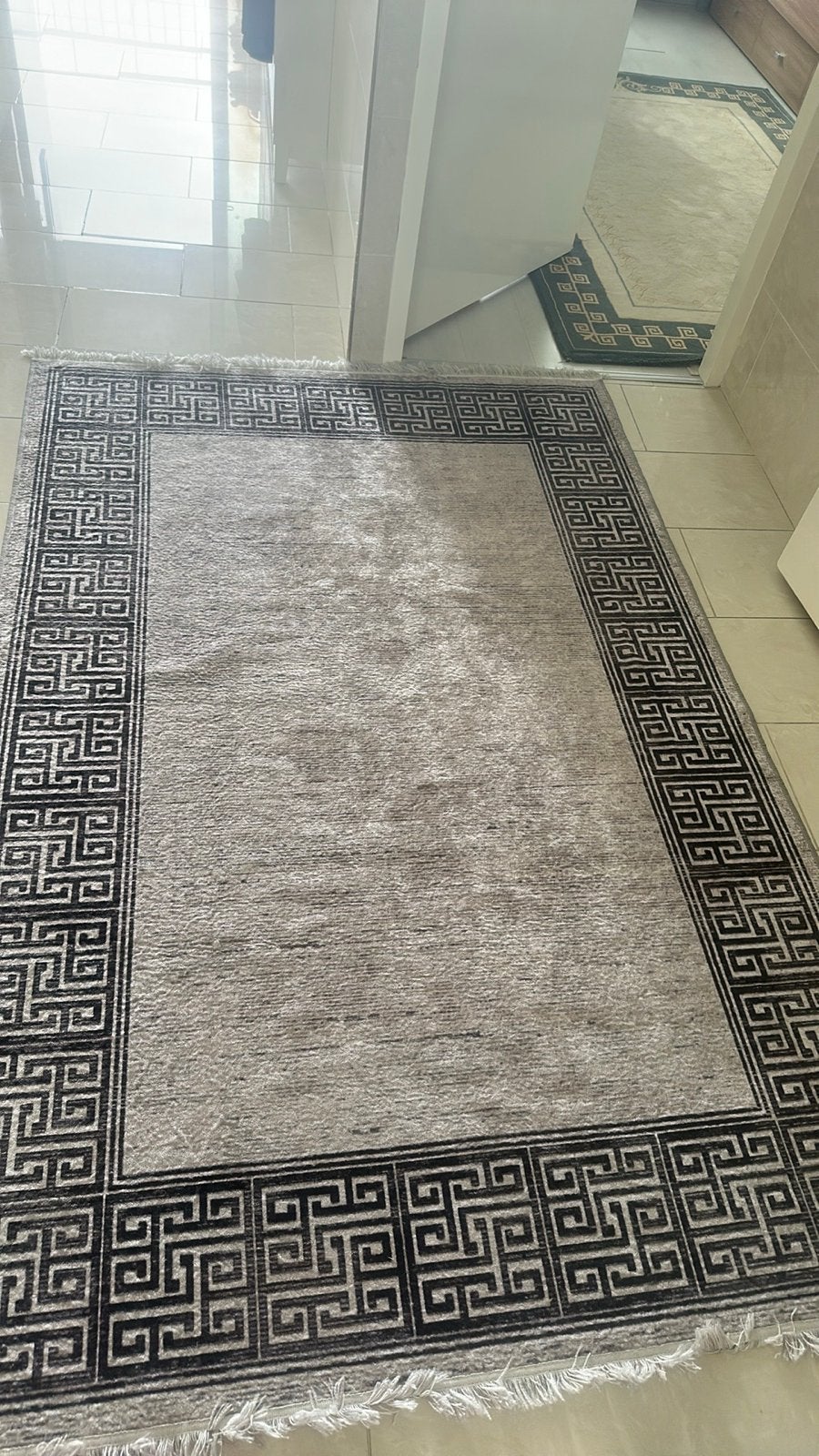 Modern grijs vloerkleed met Griekse rand, 100 tot 150 cm, Ophalen of Verzenden, Zo goed als nieuw, 150 tot 200 cm
