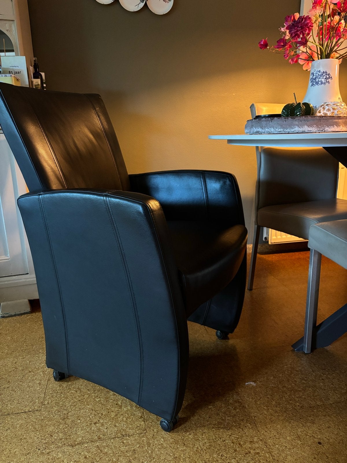 2 Leren eetkamerstoelen met wielen, Ophalen of Verzenden, Zo goed als nieuw, 50 tot 75 cm