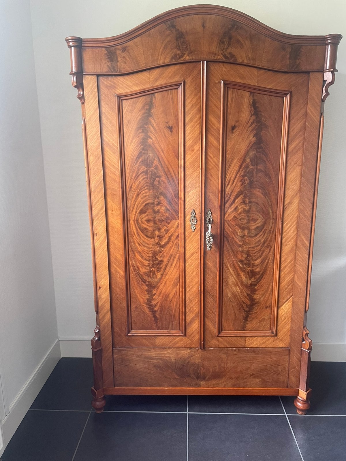Prachtige noten kast 190/105/45, Ophalen