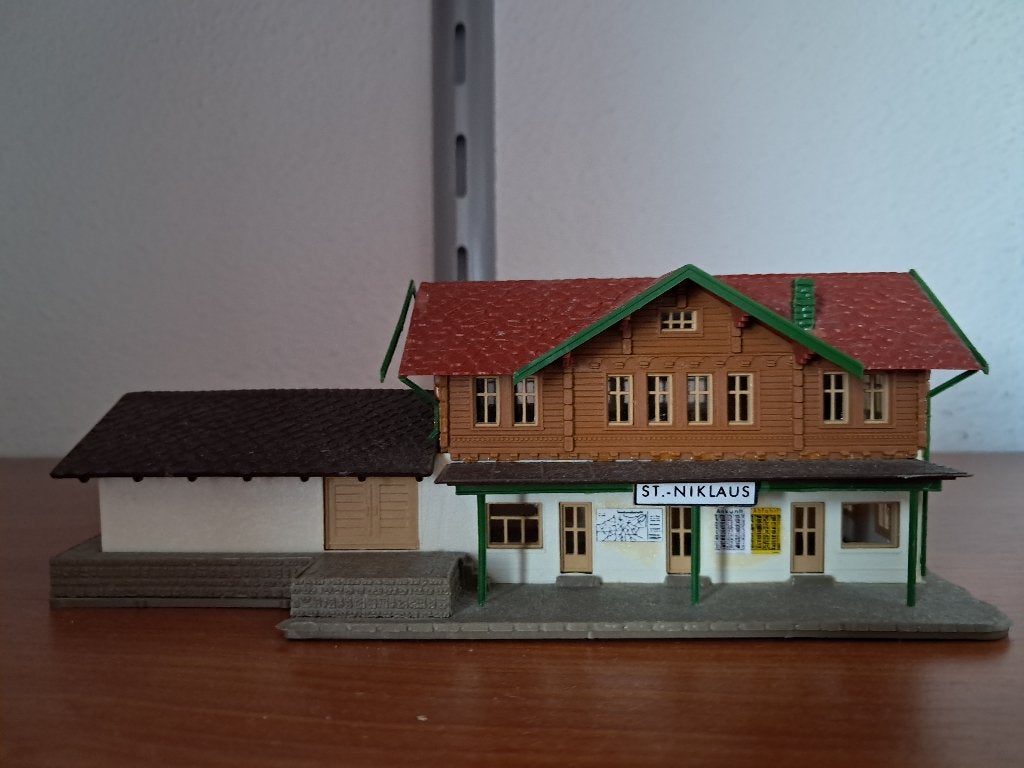 Twee gebouwen modeltreinbaan N-spoor, Hobby en Vrije tijd, Overige merken, Gebruikt, Gelijkstroom of Wisselstroom, Brug, Tunnel of Gebouw