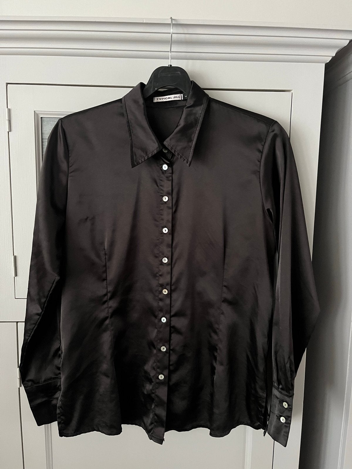Zwarte satijnen blouse van Typical Jill, Ophalen of Verzenden, Zo goed als nieuw, Maat 38/40 (M), Zwart