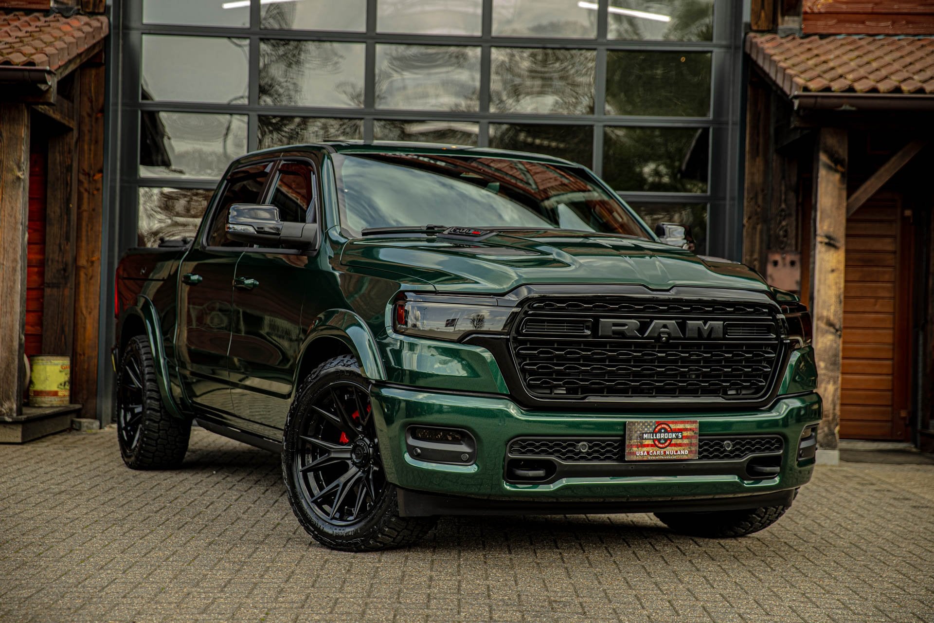 Dodge Ram 1500 Limited H/O Hurricane 540 PK Serrano Green Me, Automaat, 4 stoelen, Zwart, Leder
