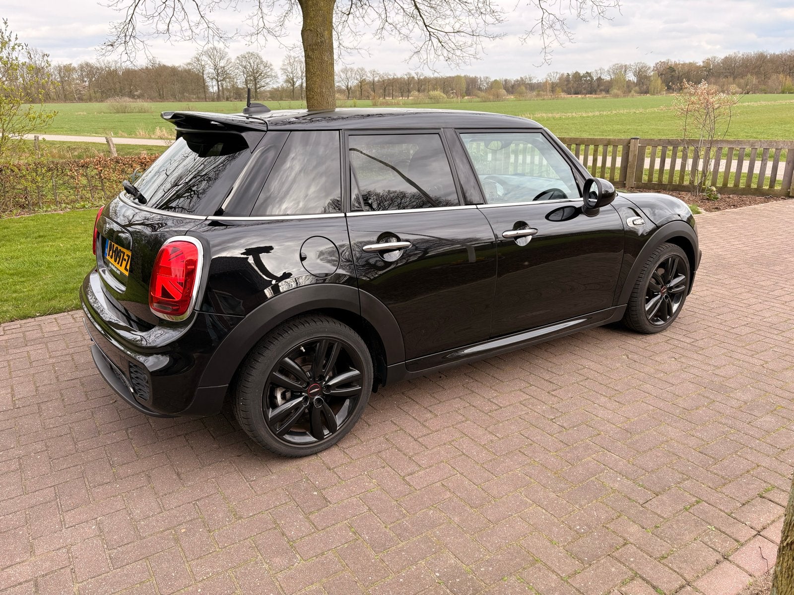 Mini 1.5 Cooper Serious Business JCW - 5D - 2017 Zwart s, 136 pk, Zwart, 4 cilinders, Leder en Stof