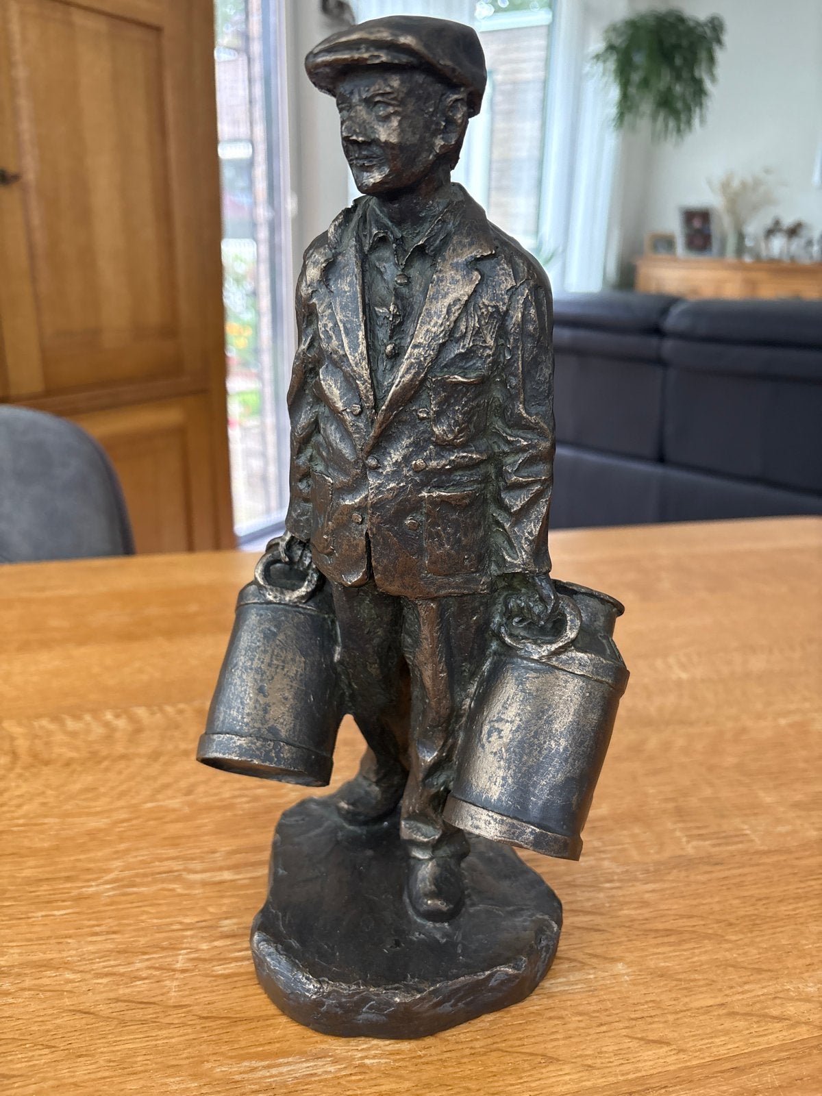 Bronzen beeld boer met 2  melkbussen 30 cm hoog, Ophalen of Verzenden, Brons, Beeld, Bruin
