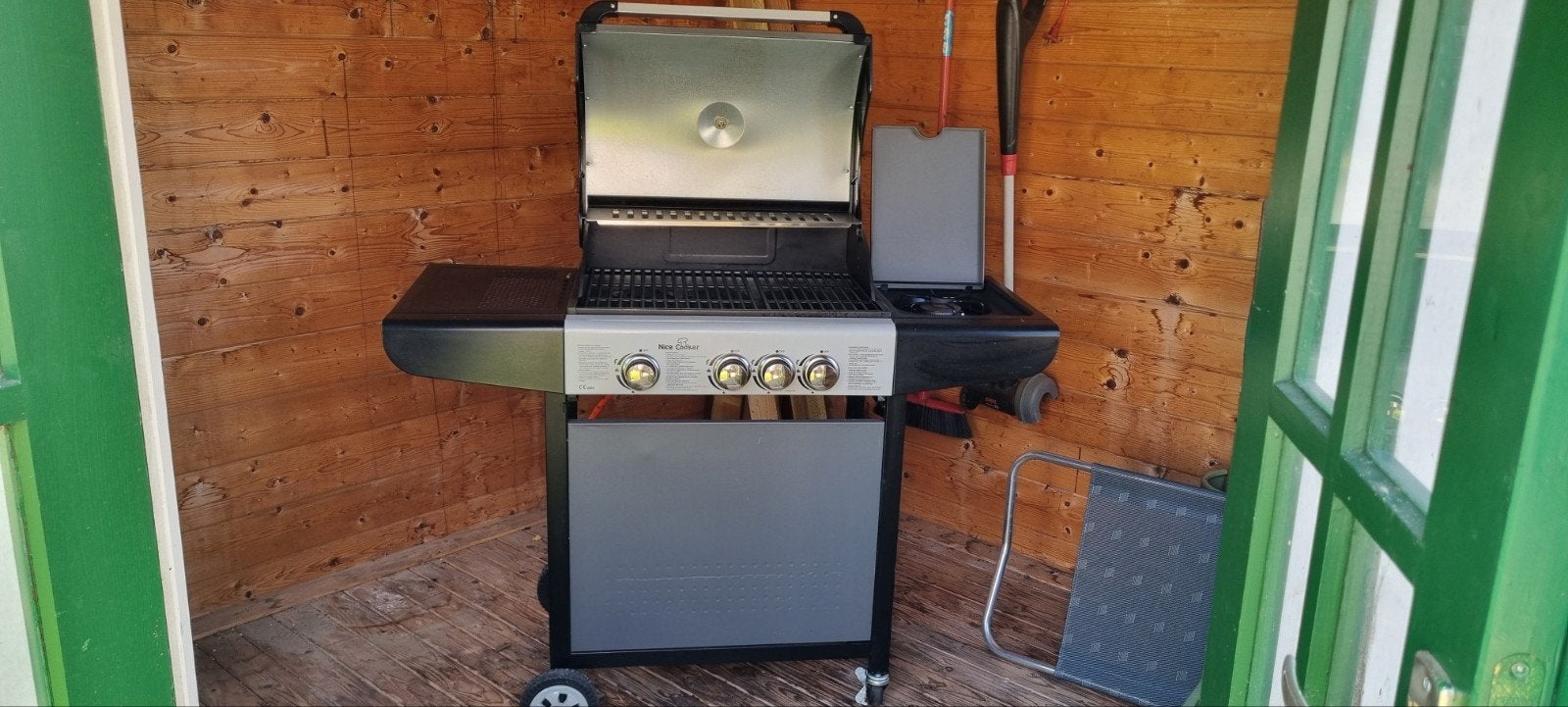 Nice Cooker Gasbarbecue met 4 branders en zijbrander, Ophalen, Zo goed als nieuw, Nice Cooker