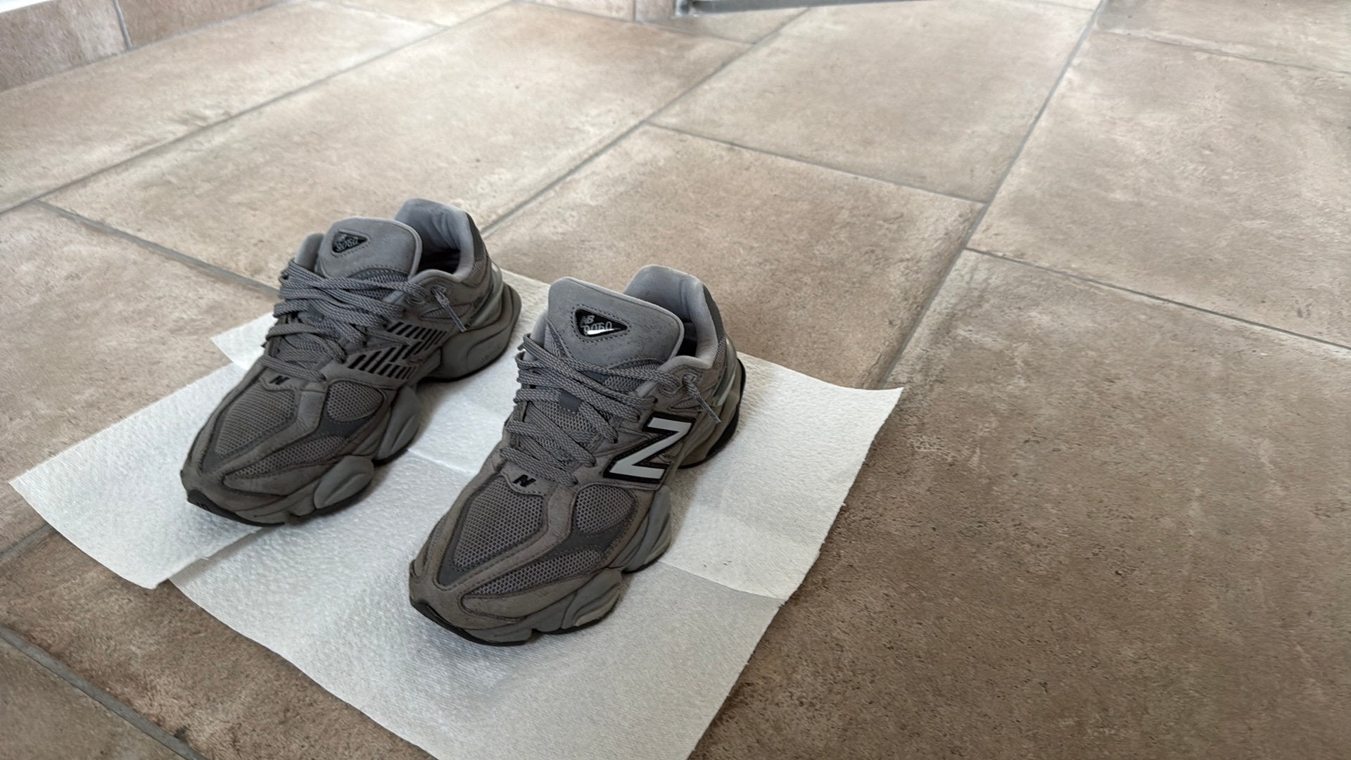 New Balance 9060 grijs, Kleding | Heren, Schoenen, Ophalen of Verzenden, Gedragen, Overige kleuren
