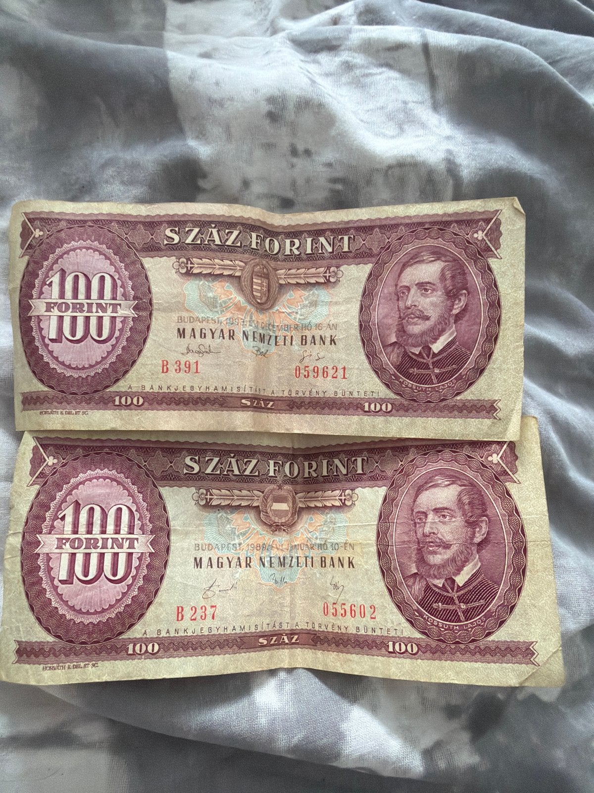 2 Hongaarse 100 Forint biljetten uit 1988 en 1992, Ophalen of Verzenden, Overige landen, Setje