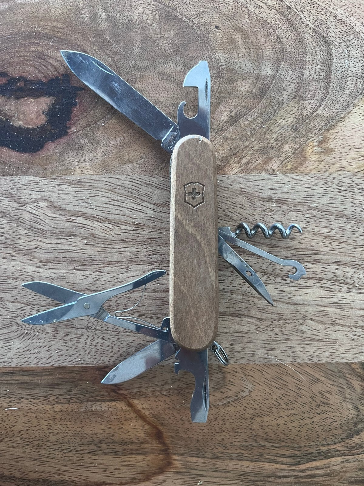 Victorinox zakmes met houten handvat, Ophalen
