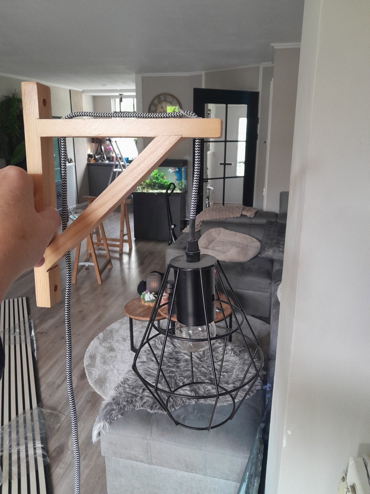Moderne wandlamp met houten arm en metalen kooi, Met snoer/stekker, Zwart, Zo goed als nieuw, Overige merken
