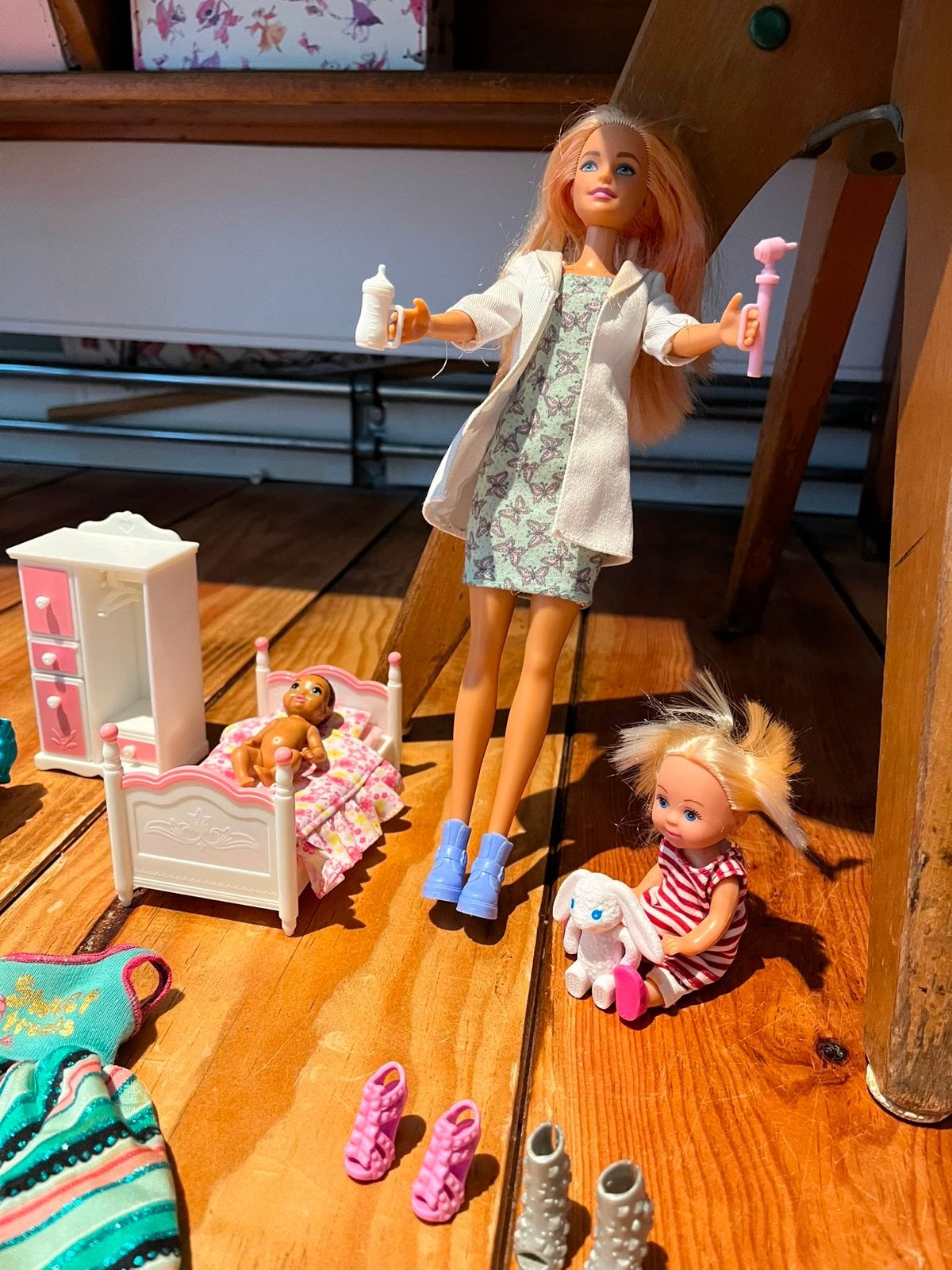 Barbie speelset met poppen, meubels en accessoires, Kinderen en Baby's, Speelgoed | Poppen, Ophalen, Gebruikt, Barbie