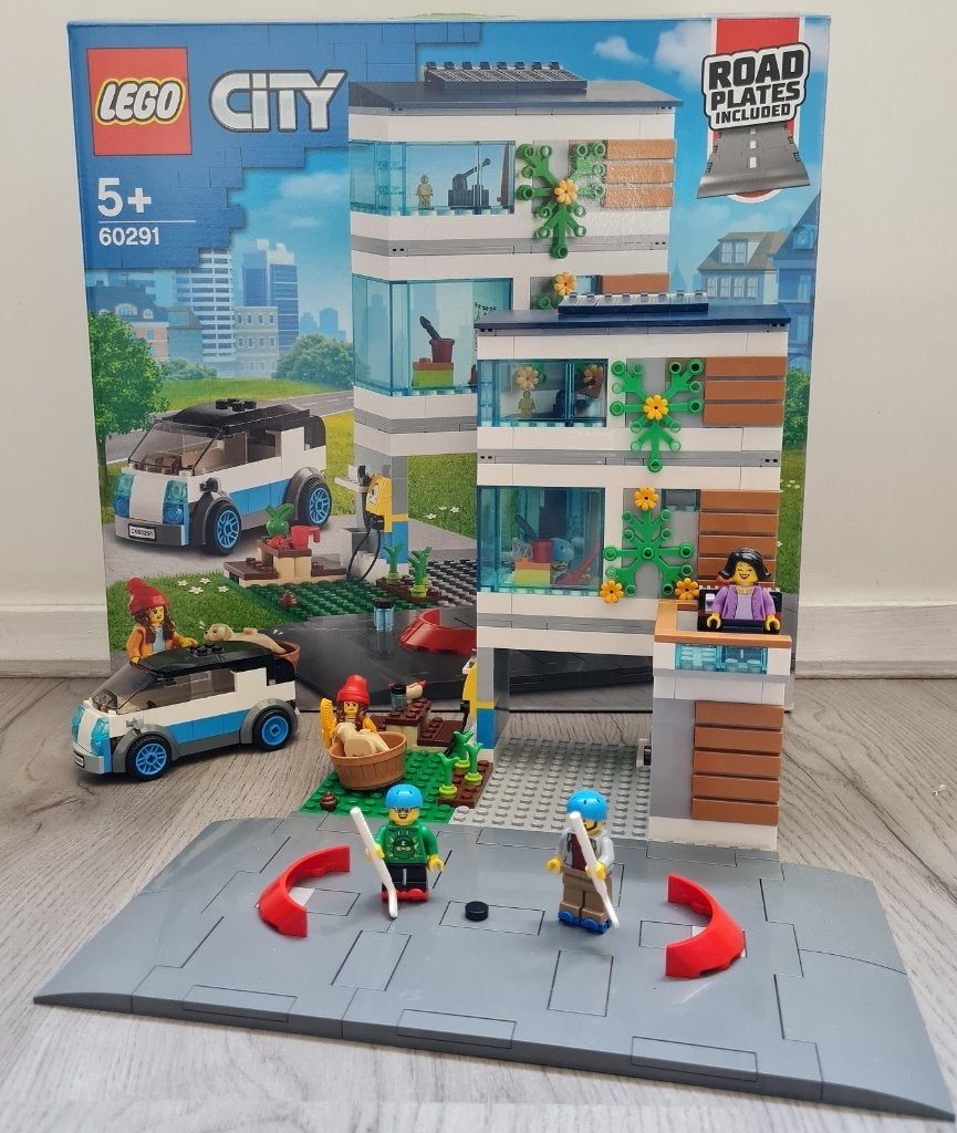 LEGO City 60291 Familiehuis met elektrische auto, Kinderen en Baby's, Speelgoed | Duplo en Lego, City, Lego, Ophalen of Verzenden