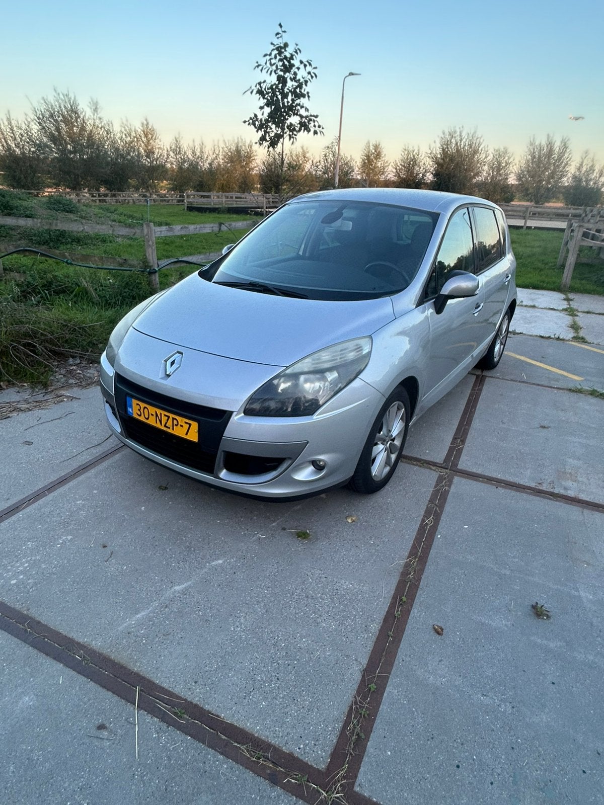 Renault Scénic 1.6 16V  dealer onderhouden en fac aanwezig, Auto's, Stof, 4 cilinders, 75 €/maand, 1300 kg